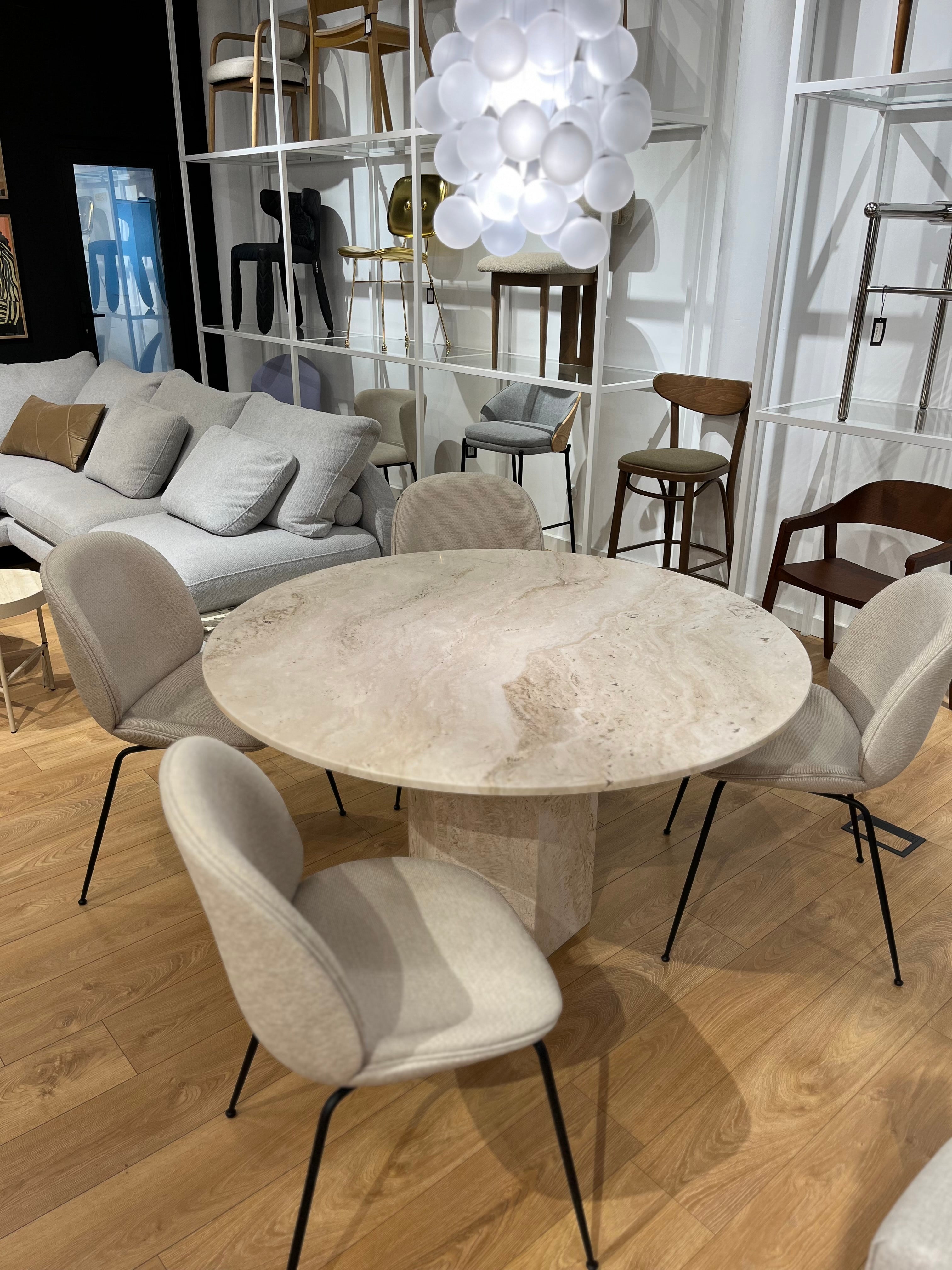 Stolička BEETLE béžová s čiernym kovovým podstavcom