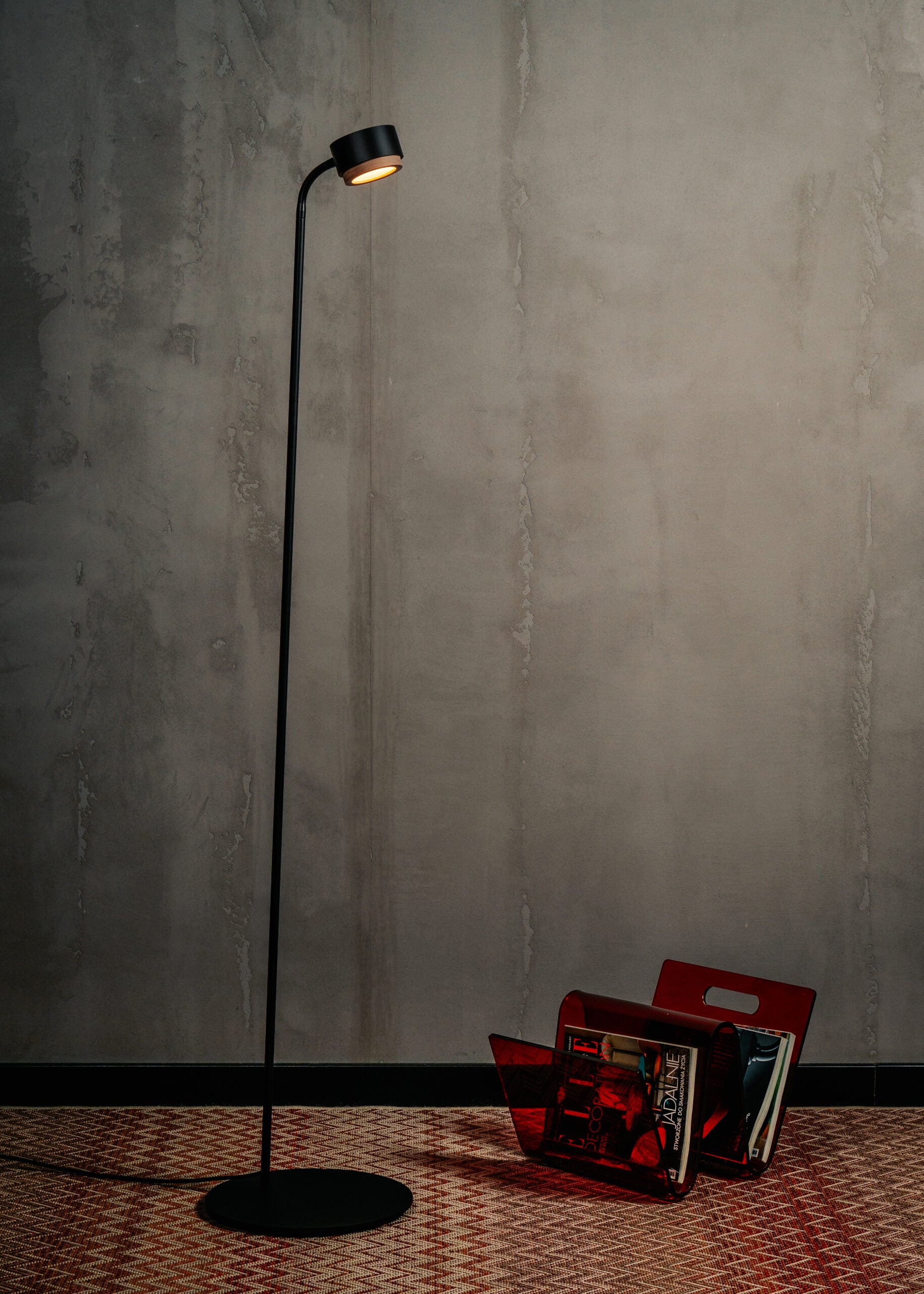 JUBI floor lamp in aluminum with walnut wood