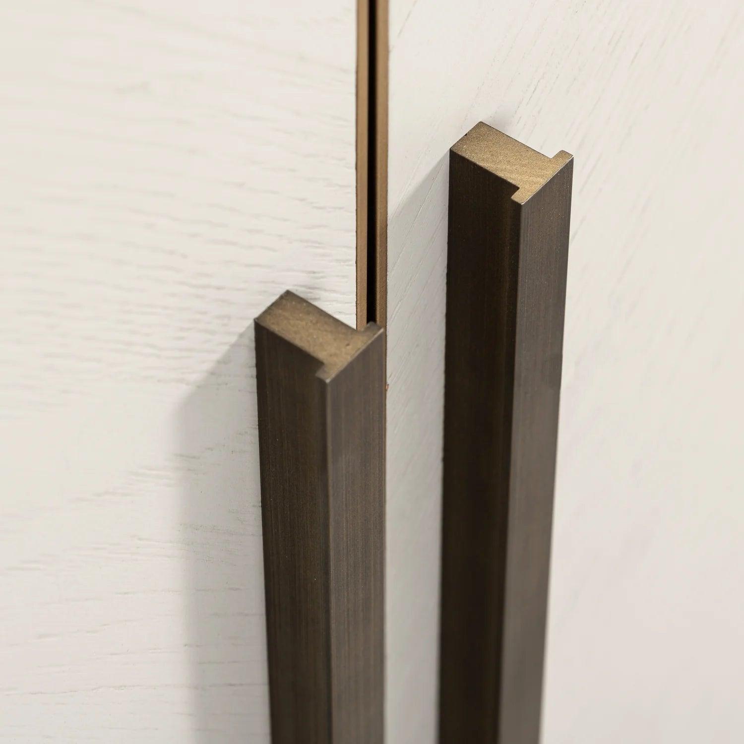 Komoda 4-drzwiowa WHITEBONE mosiężny Richmond Interiors Eye on Design