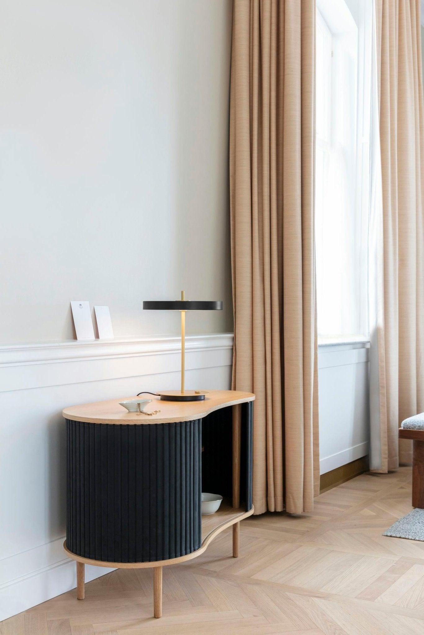 Komoda AUDACIOUS węglowy z dębem UMAGE Eye on Design