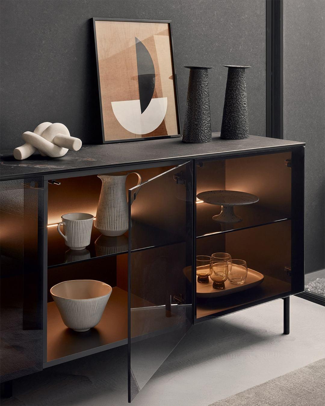 Komoda szklana 3-drzwiowa UNIVERSAL czarny mat z oświetleniem Calligaris Eye on Design