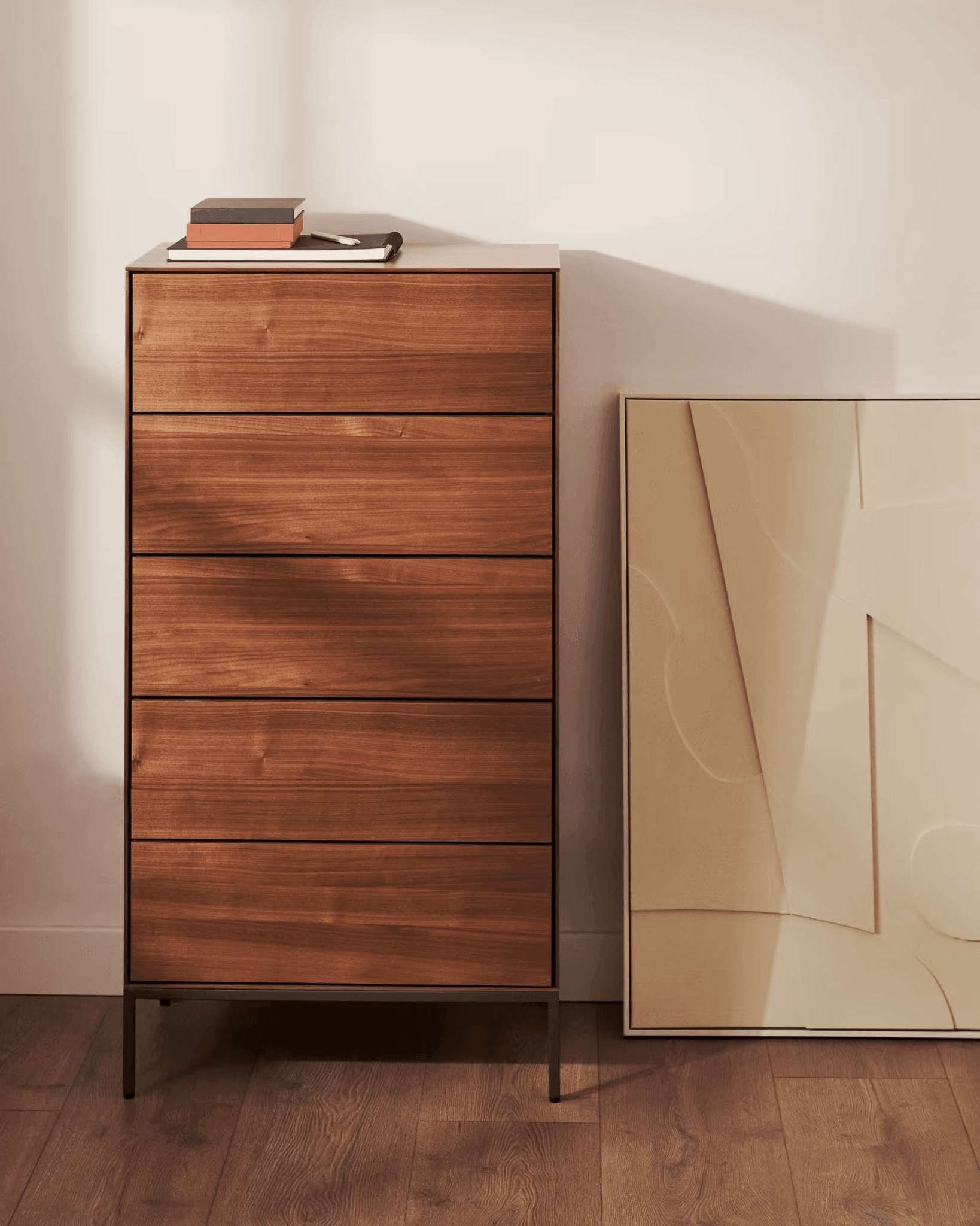 Komoda wysoka z szufladami VEDRANA fornir orzechowy La Forma Eye on Design