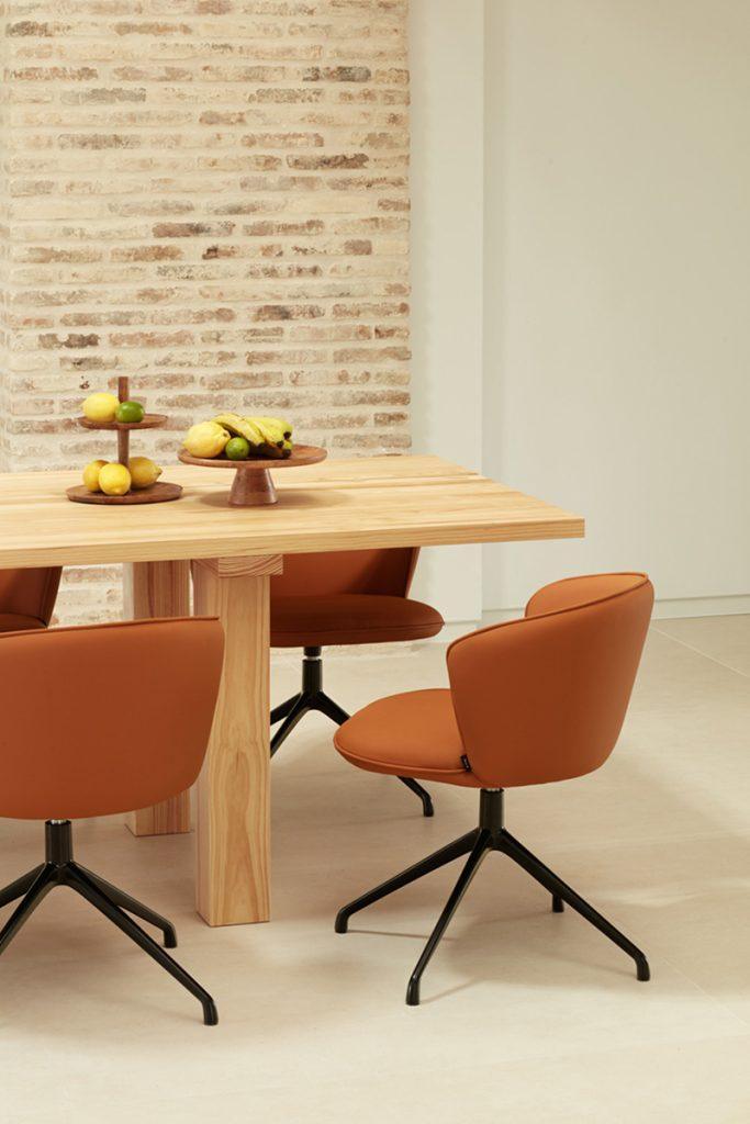 Krzesło ADD ekoskóra terracotta z czarną podstawą Teulat Eye on Design