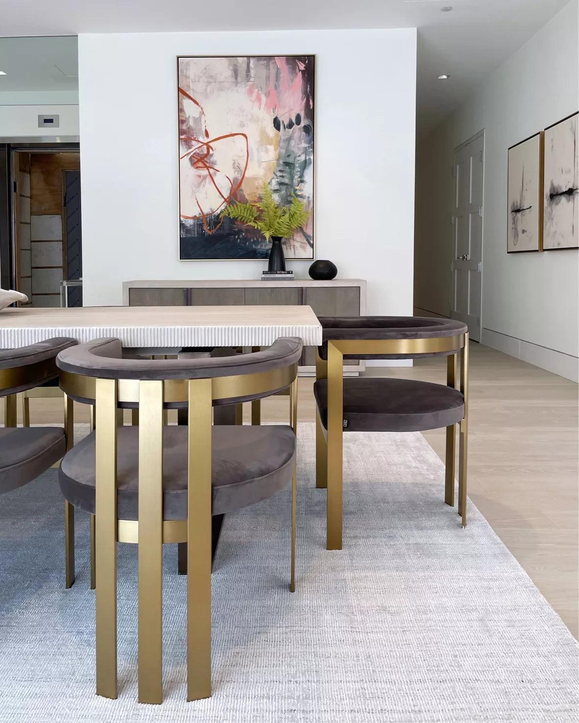 Krzesło aksamitne CLUBHOUSE szary z mosiężną podstawą Eichholtz Eye on Design