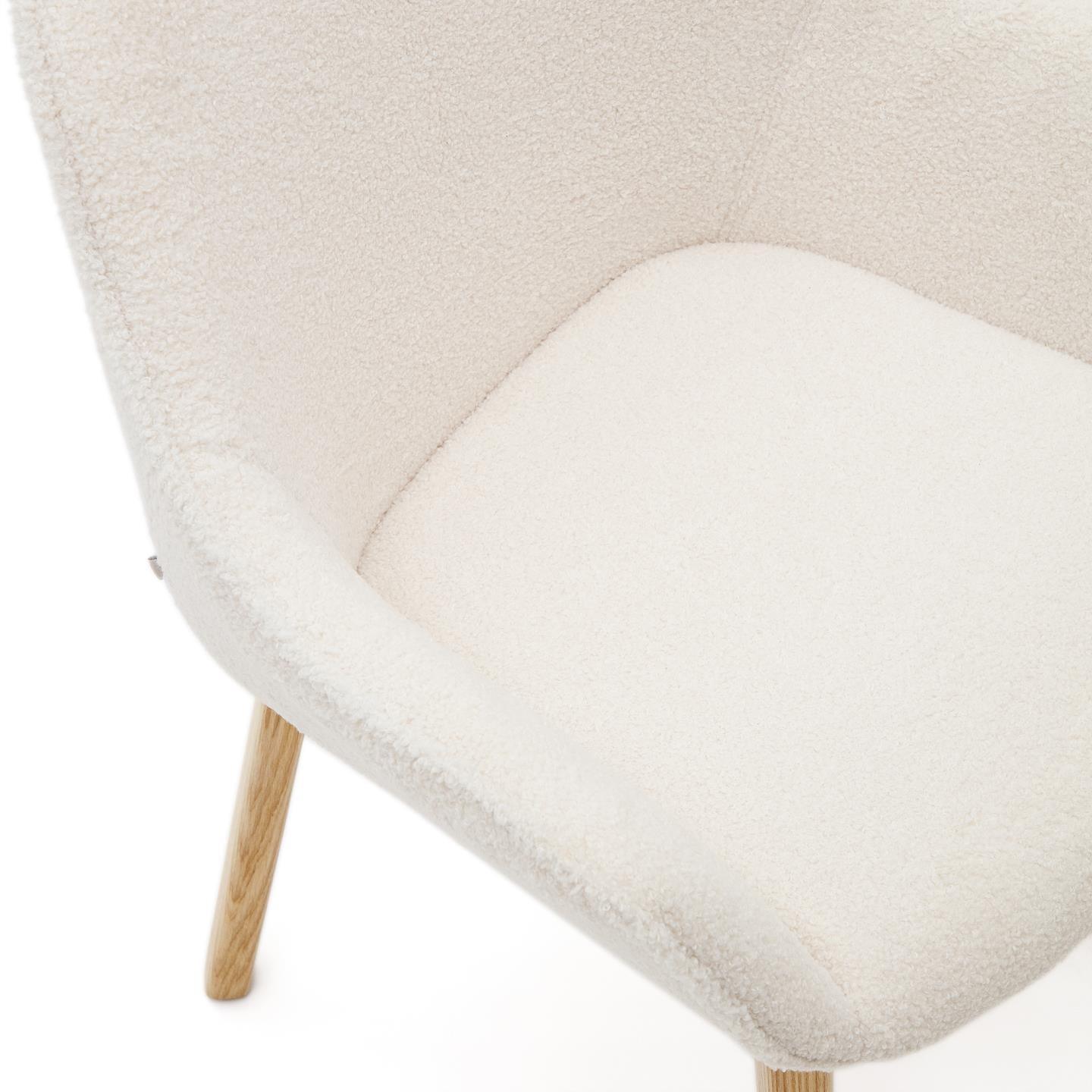 Krzesło ALELI biały boucle z drewnianą podstawą La Forma Eye on Design