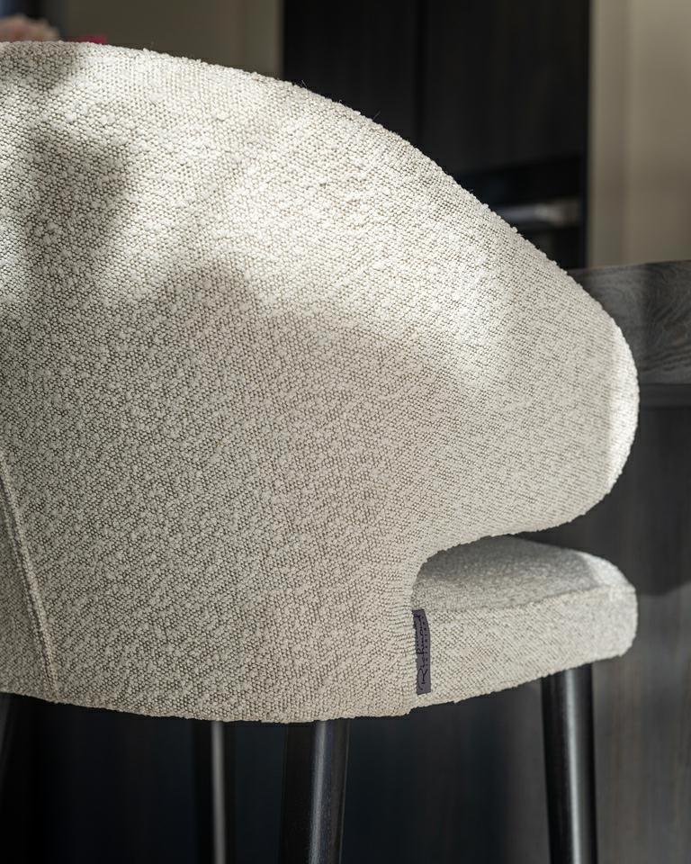 Krzesło barowe INDIGO biały bouclé Richmond Interiors Eye on Design