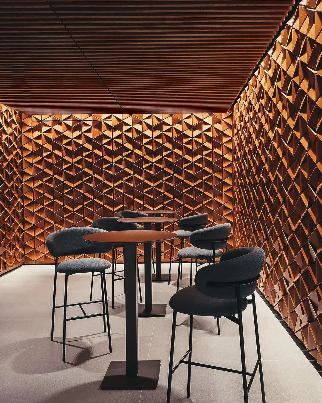 Krzesło barowe OLEANDRO boucle antracytowy z drewnianą podstawą Calligaris Eye on Design
