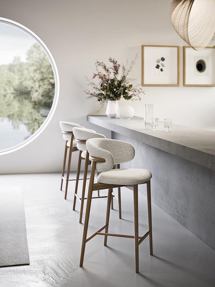 Krzesło barowe OLEANDRO boucle taupe z drewnianą podstawą Calligaris Eye on Design