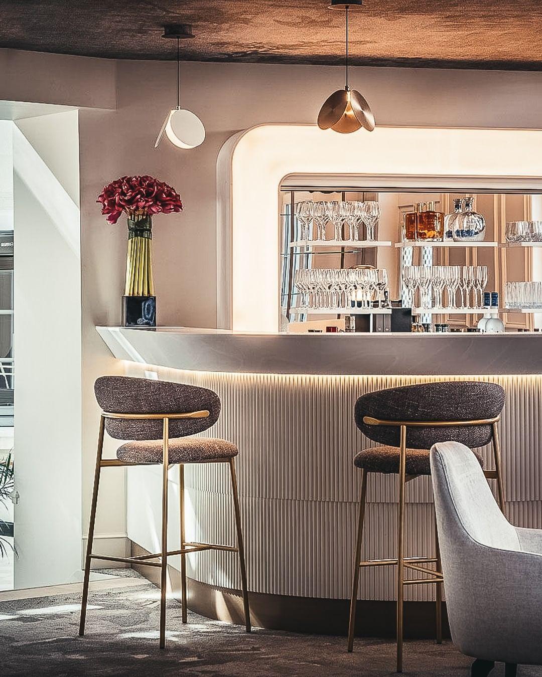 Krzesło barowe OLEANDRO boucle taupe z drewnianą podstawą Calligaris Eye on Design