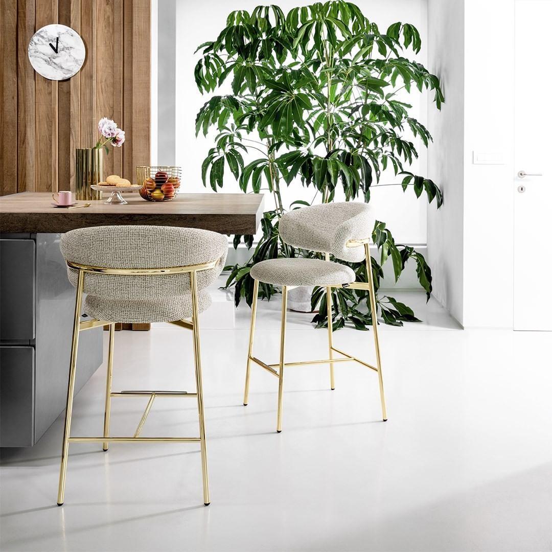 Krzesło barowe OLEANDRO boucle taupe z drewnianą podstawą Calligaris Eye on Design