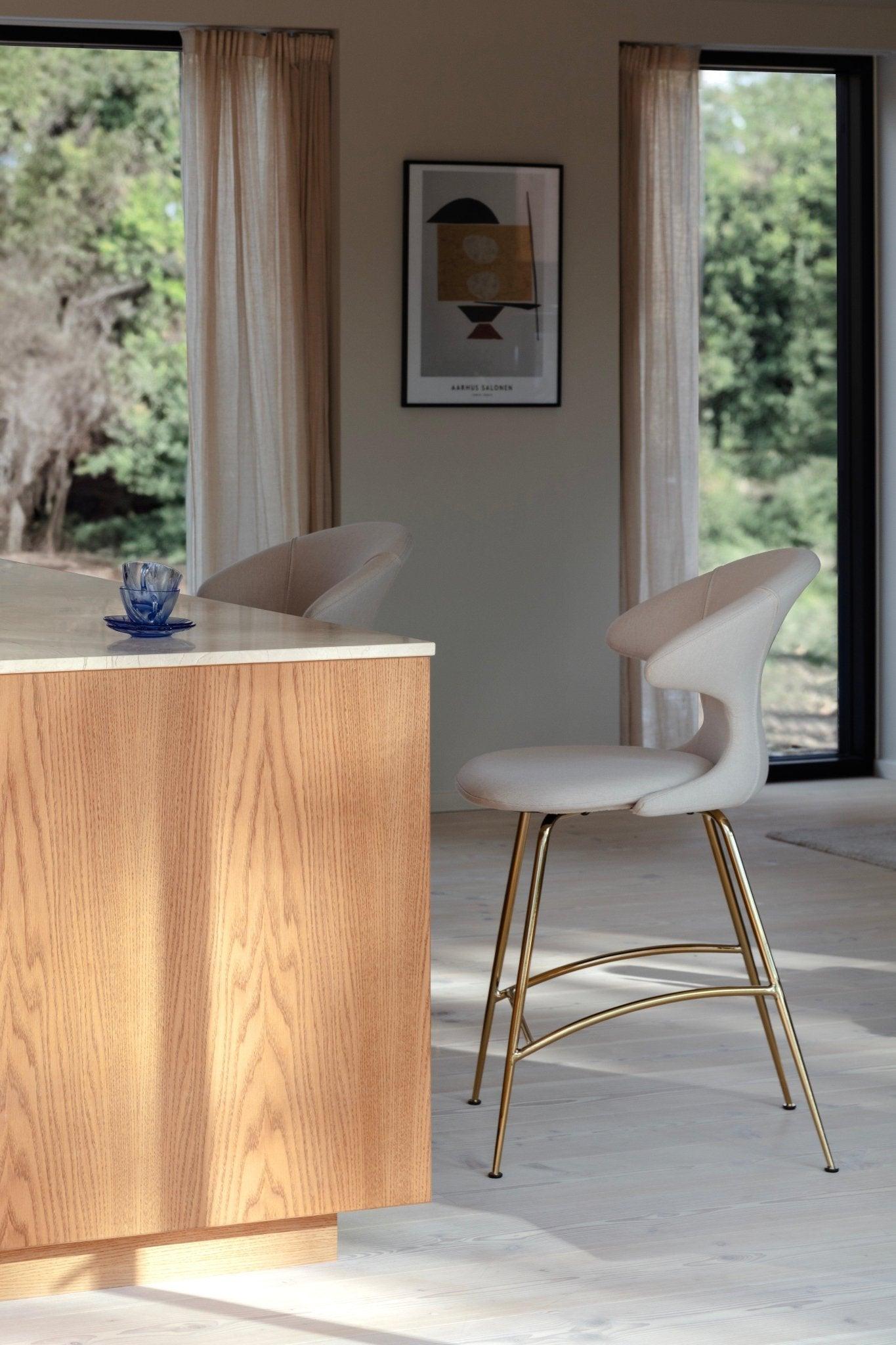 Krzesło barowe TIME FLIES kremowy plusz ze złotą podstawą UMAGE Eye on Design