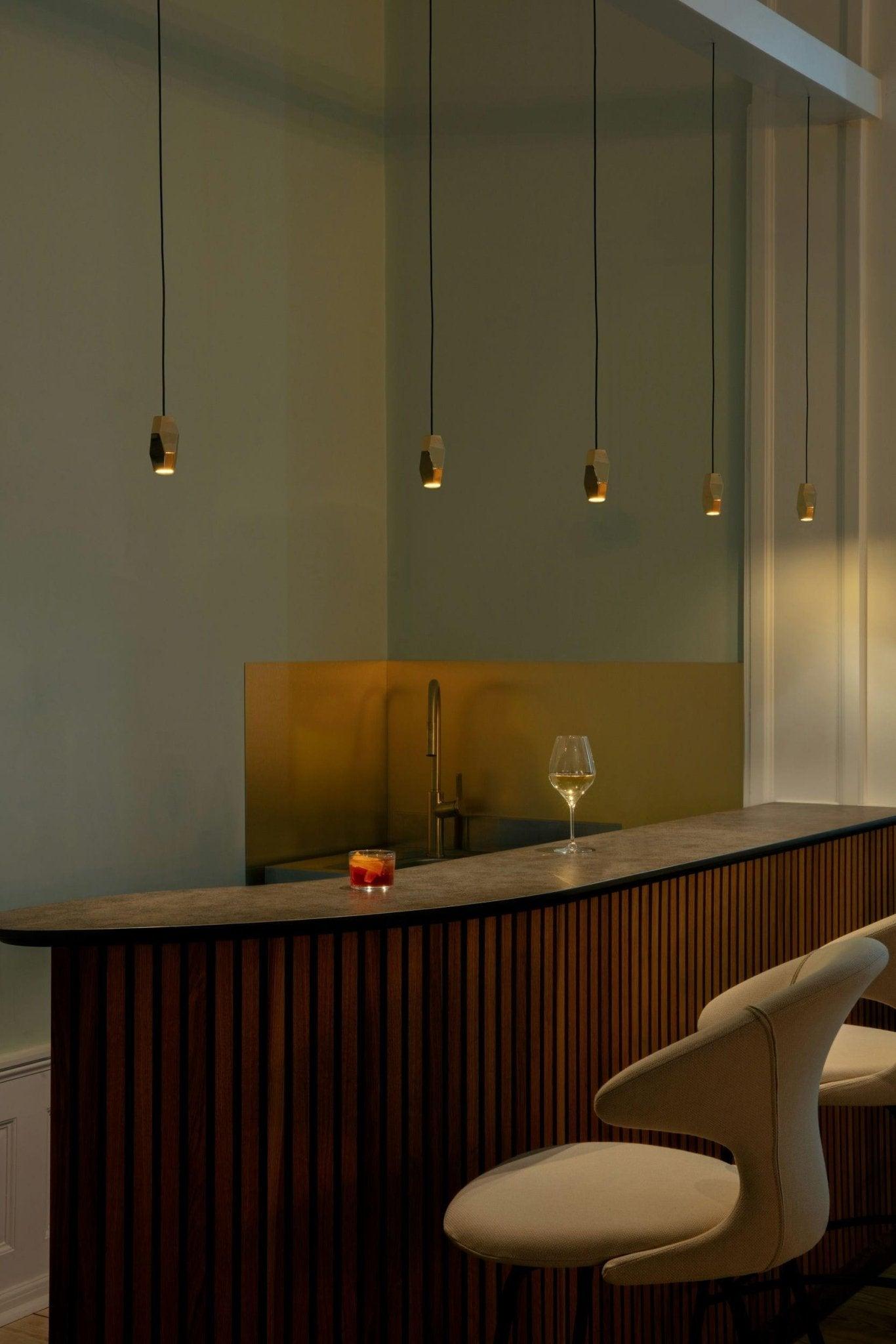 Krzesło barowe TIME FLIES szafranowy z czarną podstawą UMAGE Eye on Design