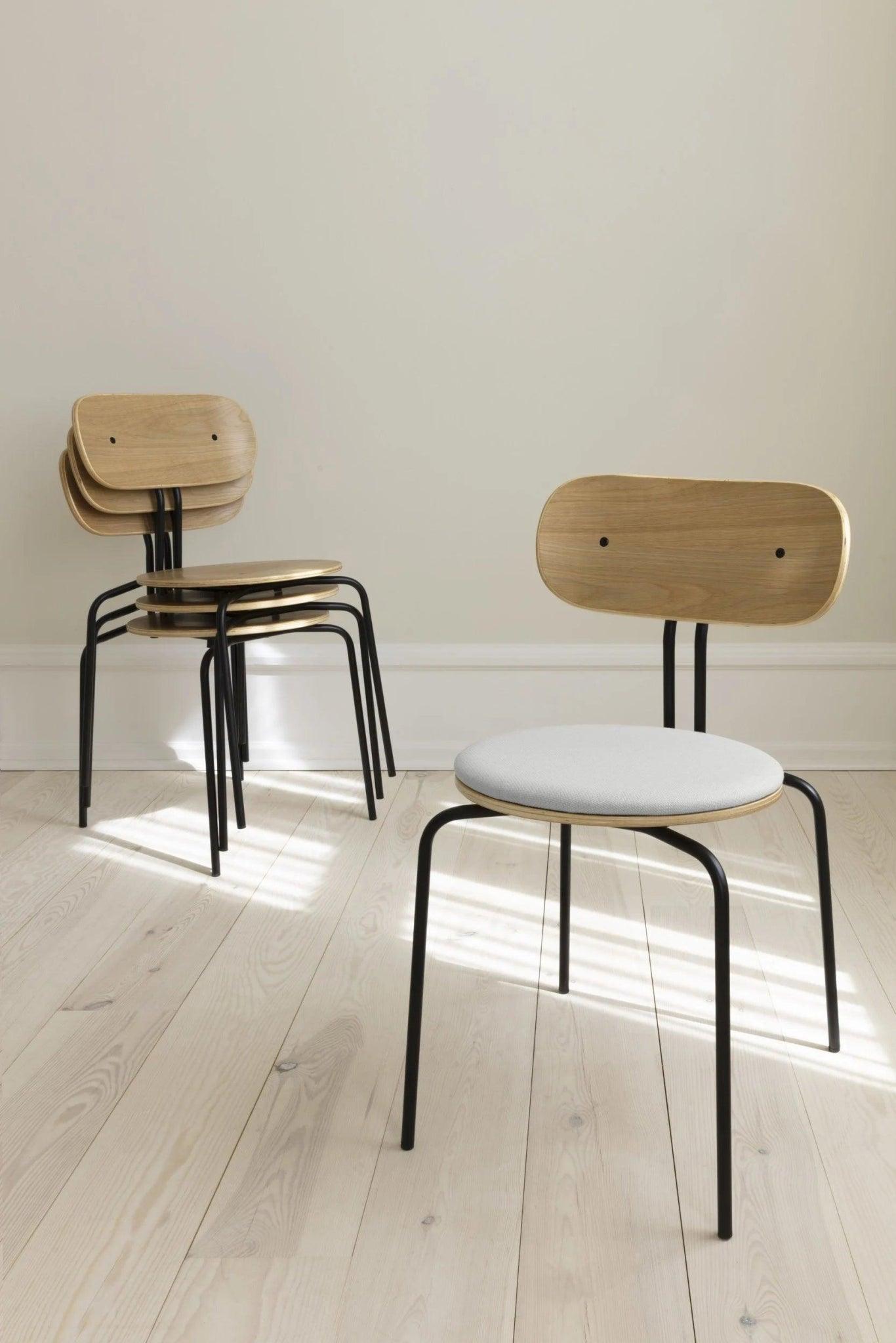 Krzesło CURIOUS butelkowa zieleń z czarną podstawą UMAGE Eye on Design