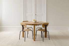 Krzesło CURIOUS cynamonowy ze złotą podstawą UMAGE Eye on Design