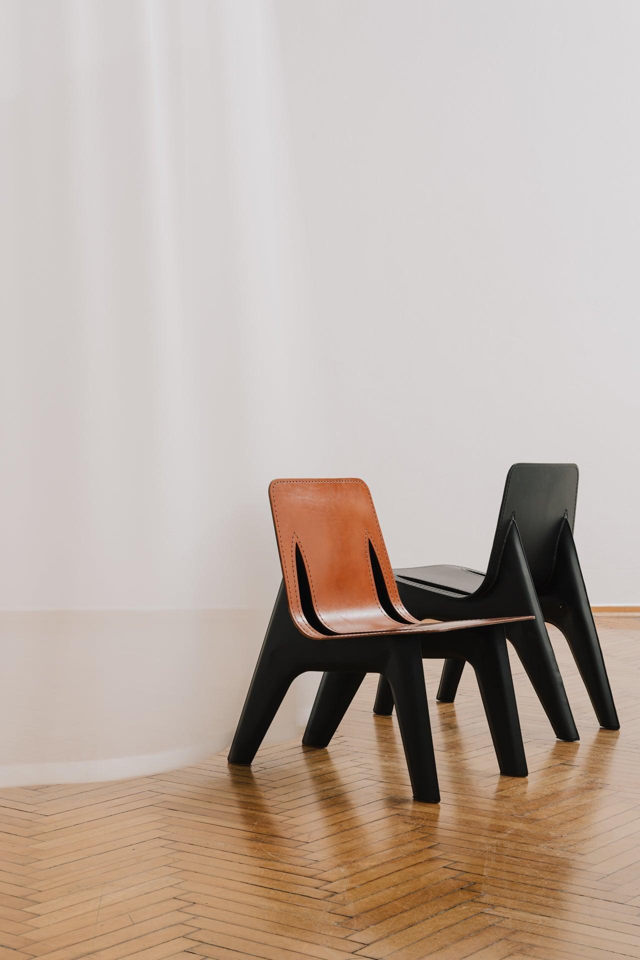 Krzesło J-CHAIR grafitowo-szary mat z koniakowym wykończeniem Zieta Studio Eye on Design