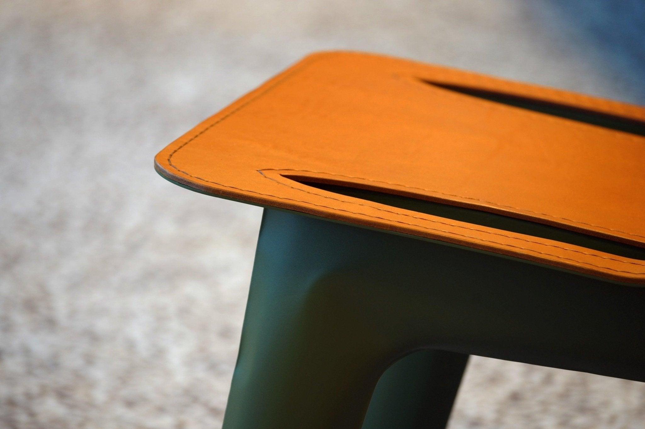 Krzesło J-CHAIR oliwkowy mat z koniakowym wykończeniem Zieta Studio Eye on Design