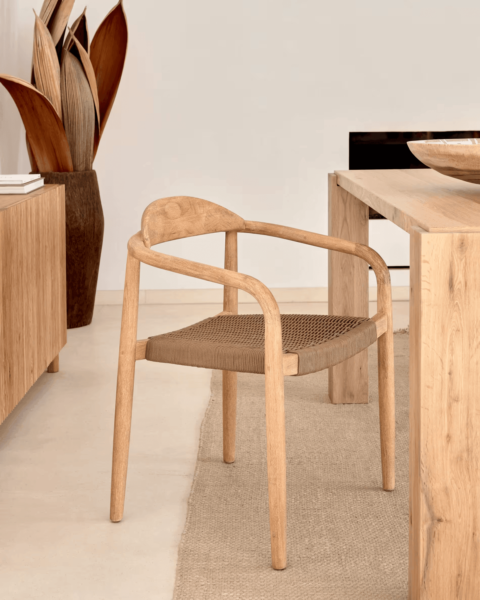 Krzesło NINA lite drewno akacjowe La Forma Eye on Design