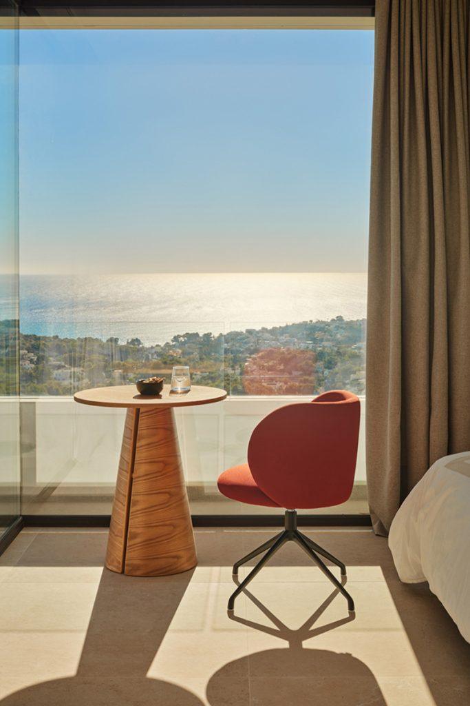 Krzesło obrotowe MOGI czerwony z czarną podstawą Teulat Eye on Design