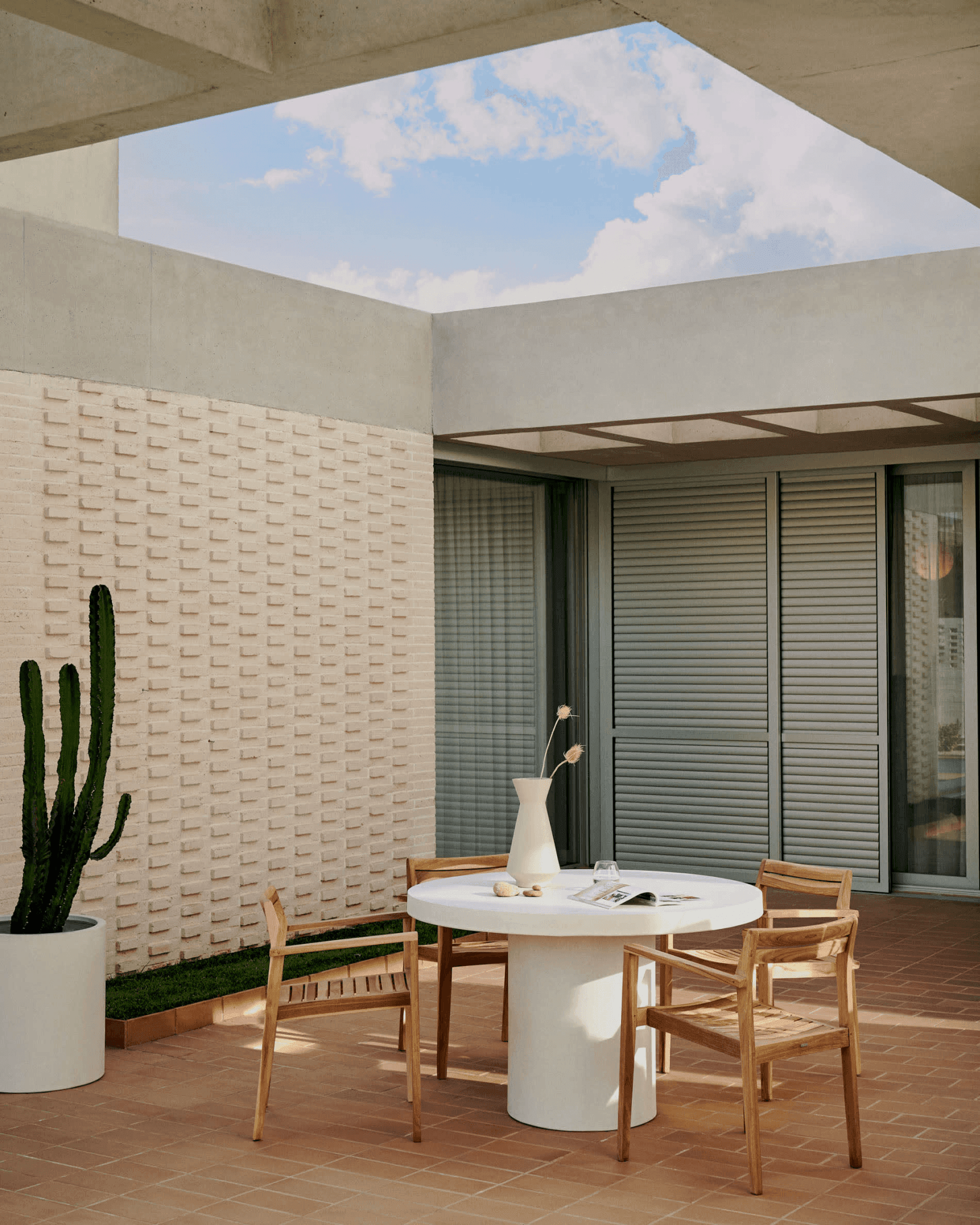 Krzesło ogrodowe VICTOIRE lite drewno tekowe La Forma Eye on Design