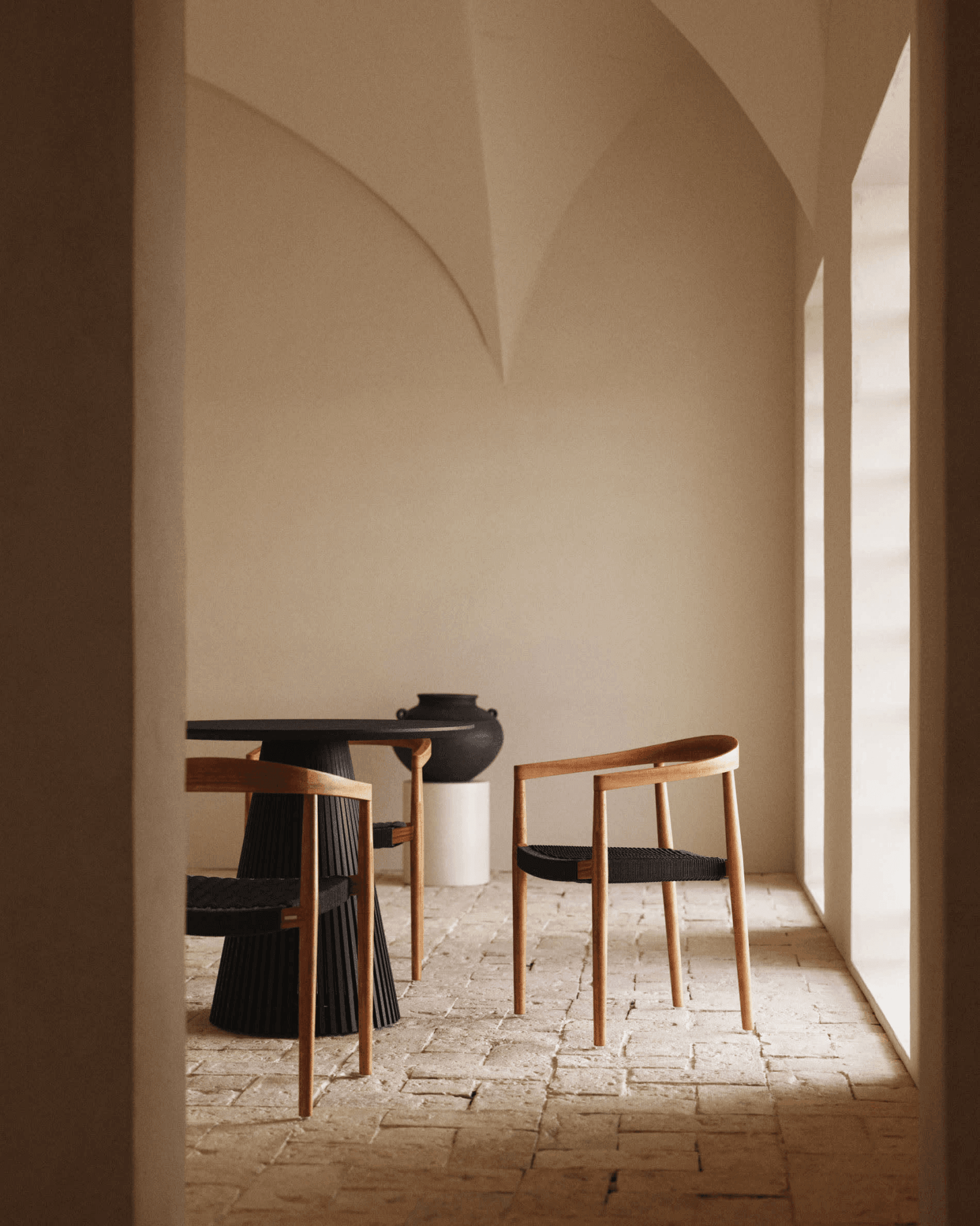 Krzesło ogrodowe YDALIA lite drewno tekowe z czarną liną La Forma Eye on Design