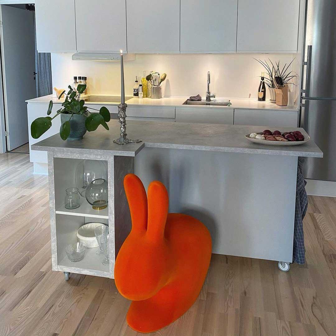 Krzesło RABBIT VELVET pomarańczowy Qeeboo Eye on Design