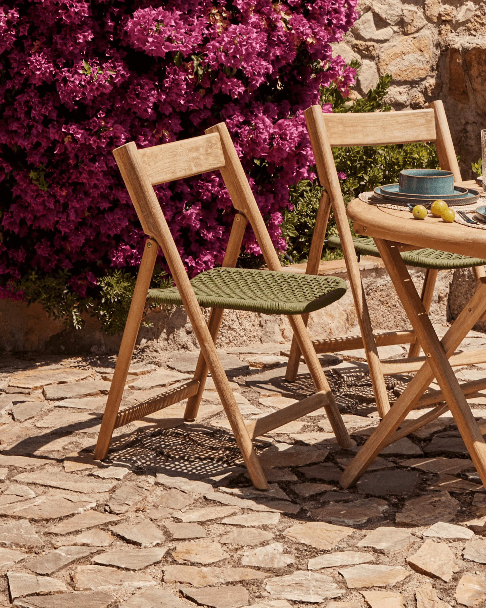 Krzesło składane DANDARA lite drewno akacjowe z zielonym siedziskiem La Forma Eye on Design