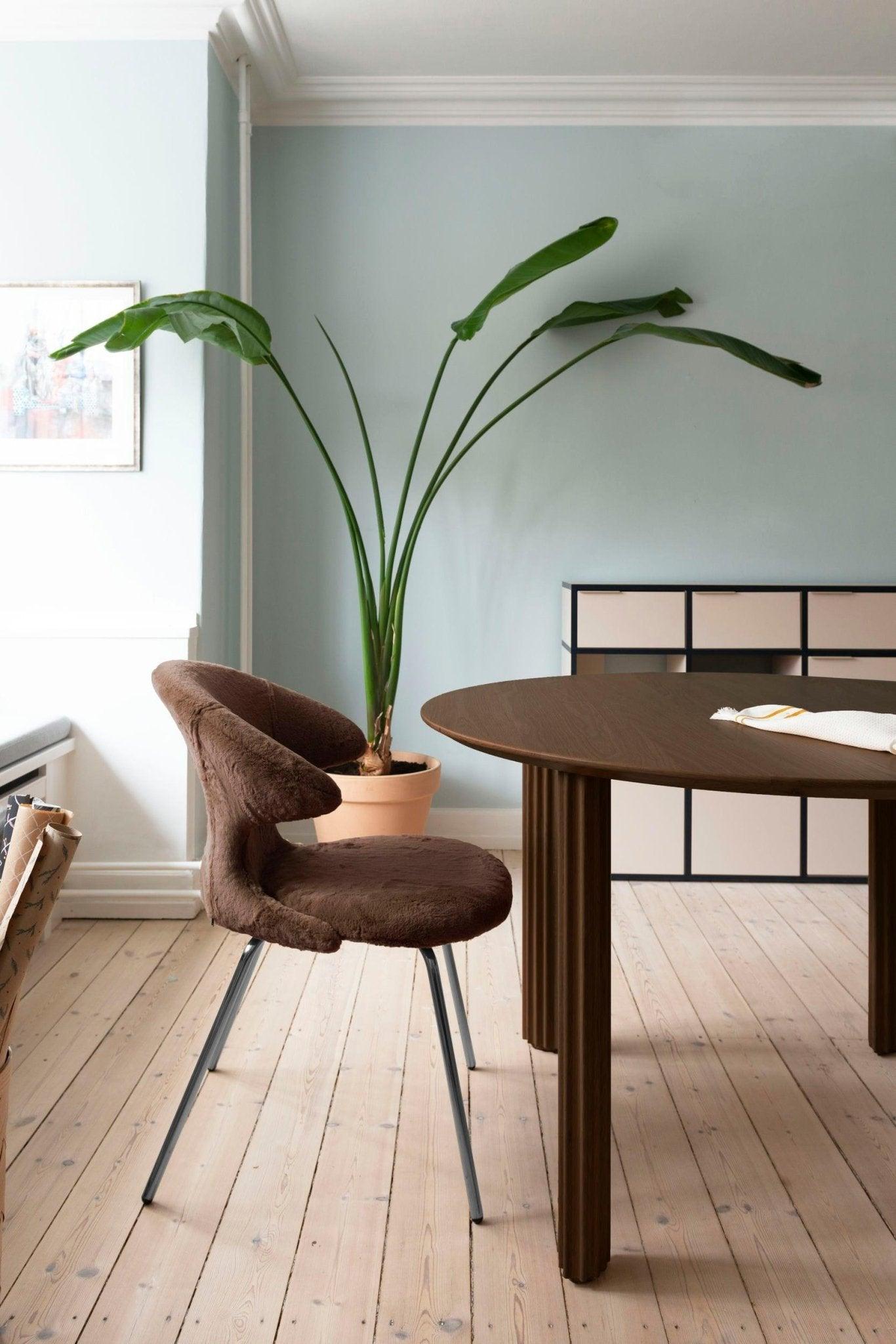 Krzesło TIME FLIES brązowy plusz ze złotą podstawą UMAGE Eye on Design