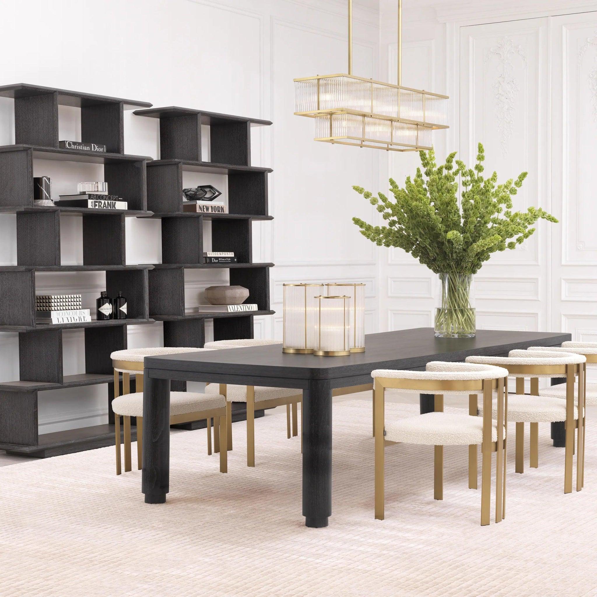 Krzesło w tkaninie boucle CLUBHOUSE kremowy z mosiężną podstawą Eichholtz Eye on Design