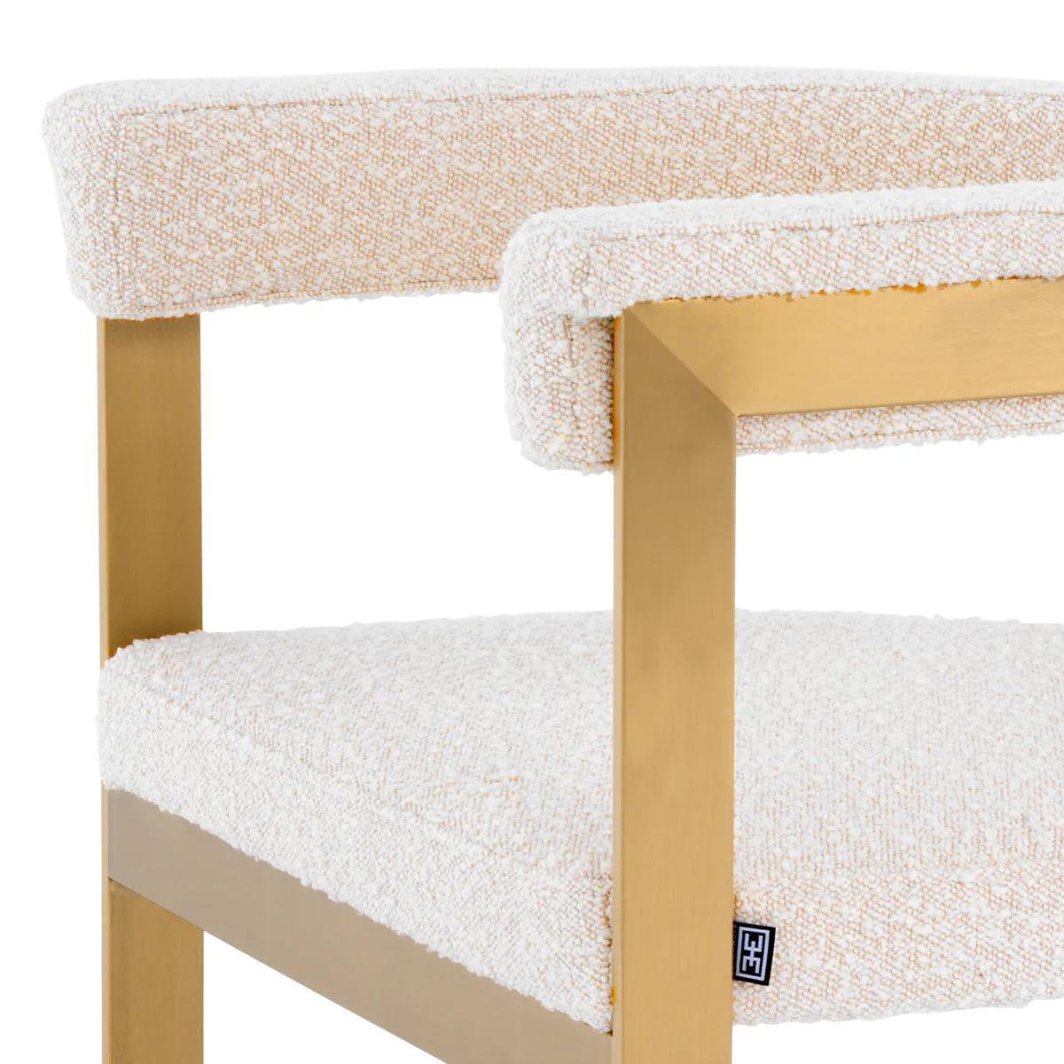 Krzesło w tkaninie boucle CLUBHOUSE kremowy z mosiężną podstawą Eichholtz Eye on Design