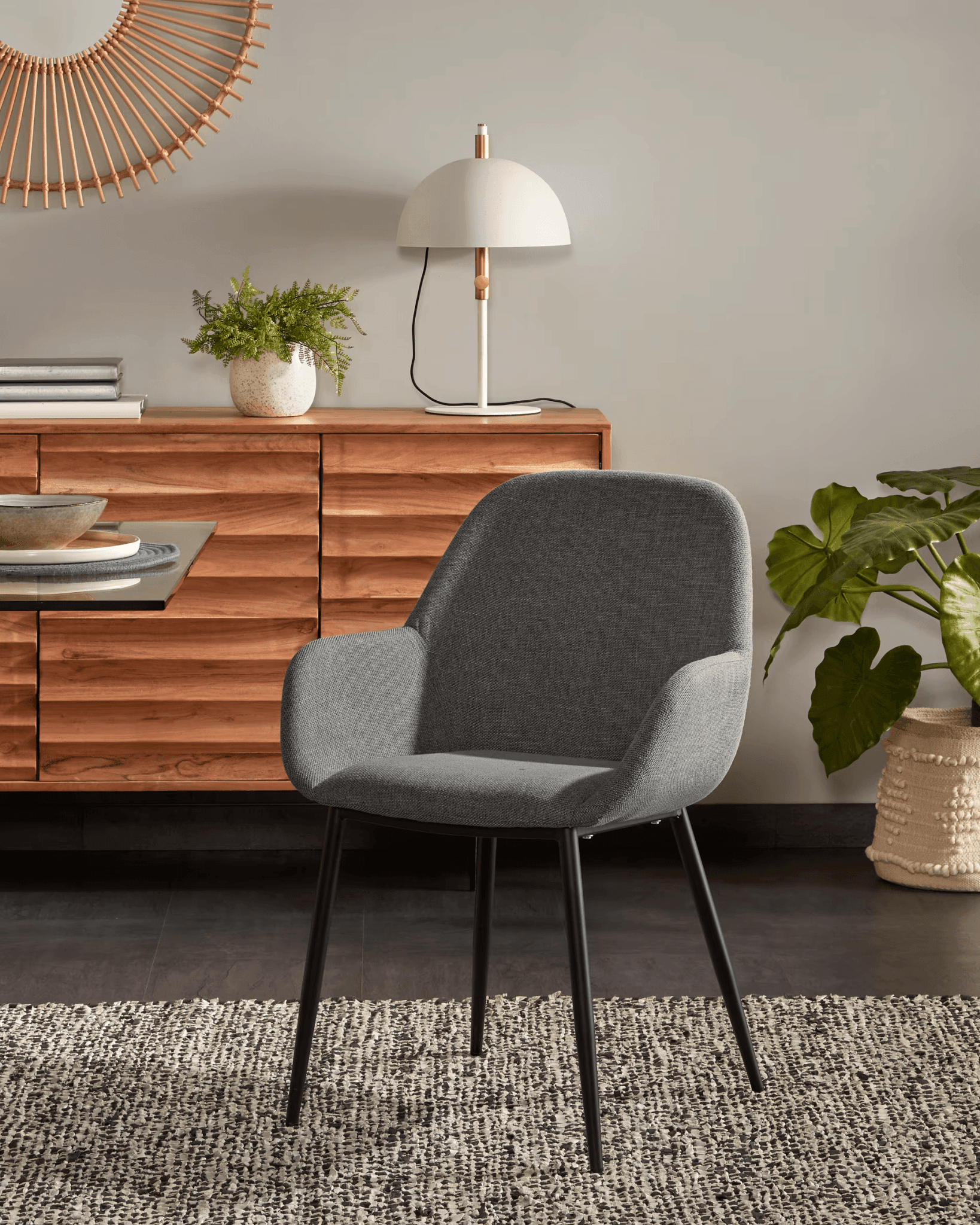 Krzesło w tkaninie szenilowej KONNA ciemnoszary z czarną podstawą La Forma Eye on Design