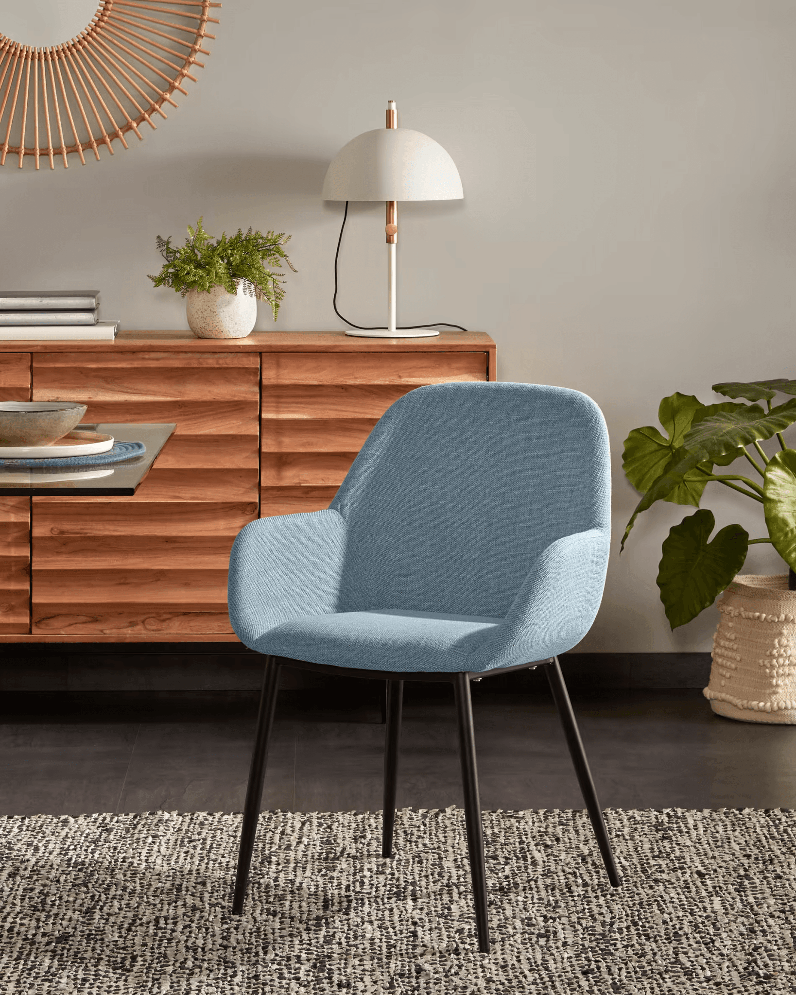 Krzesło w tkaninie szenilowej KONNA jasnoniebieski z czarną podstawą La Forma Eye on Design