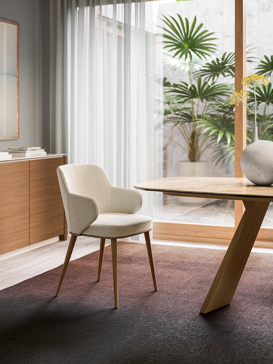 Krzesło z podłokietnikami FOYER melanż beżowy z drewnianą podstawą Calligaris Eye on Design