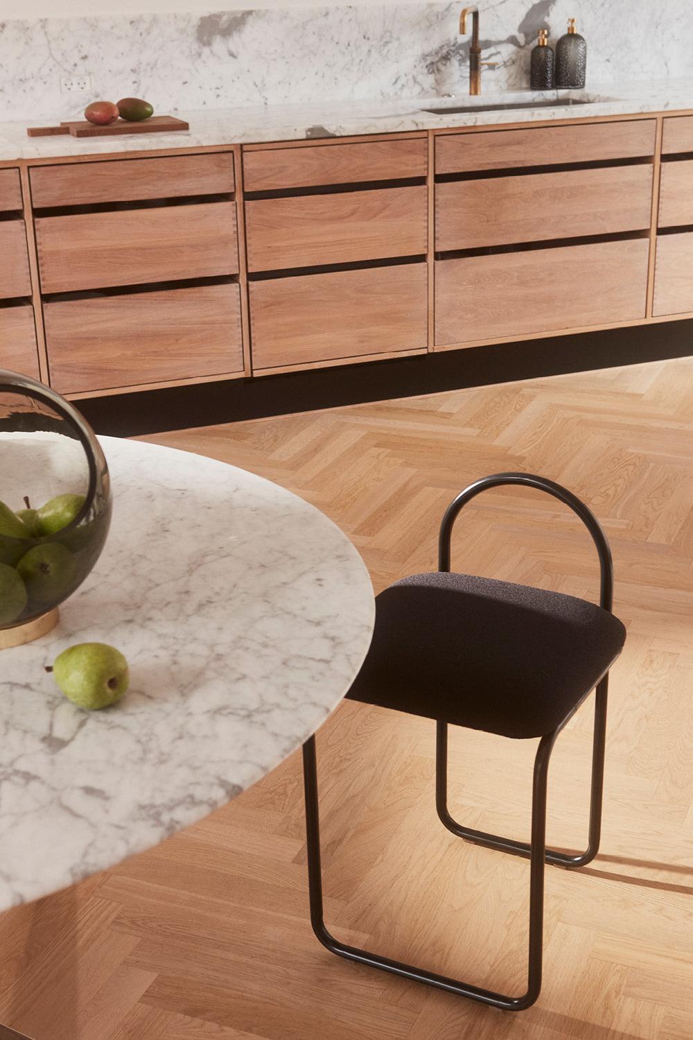 Krzesło z tkaniną boucle ANGUI antracytowy AYTM Eye on Design