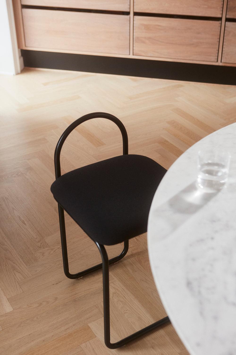 Krzesło z tkaniną boucle ANGUI antracytowy AYTM Eye on Design