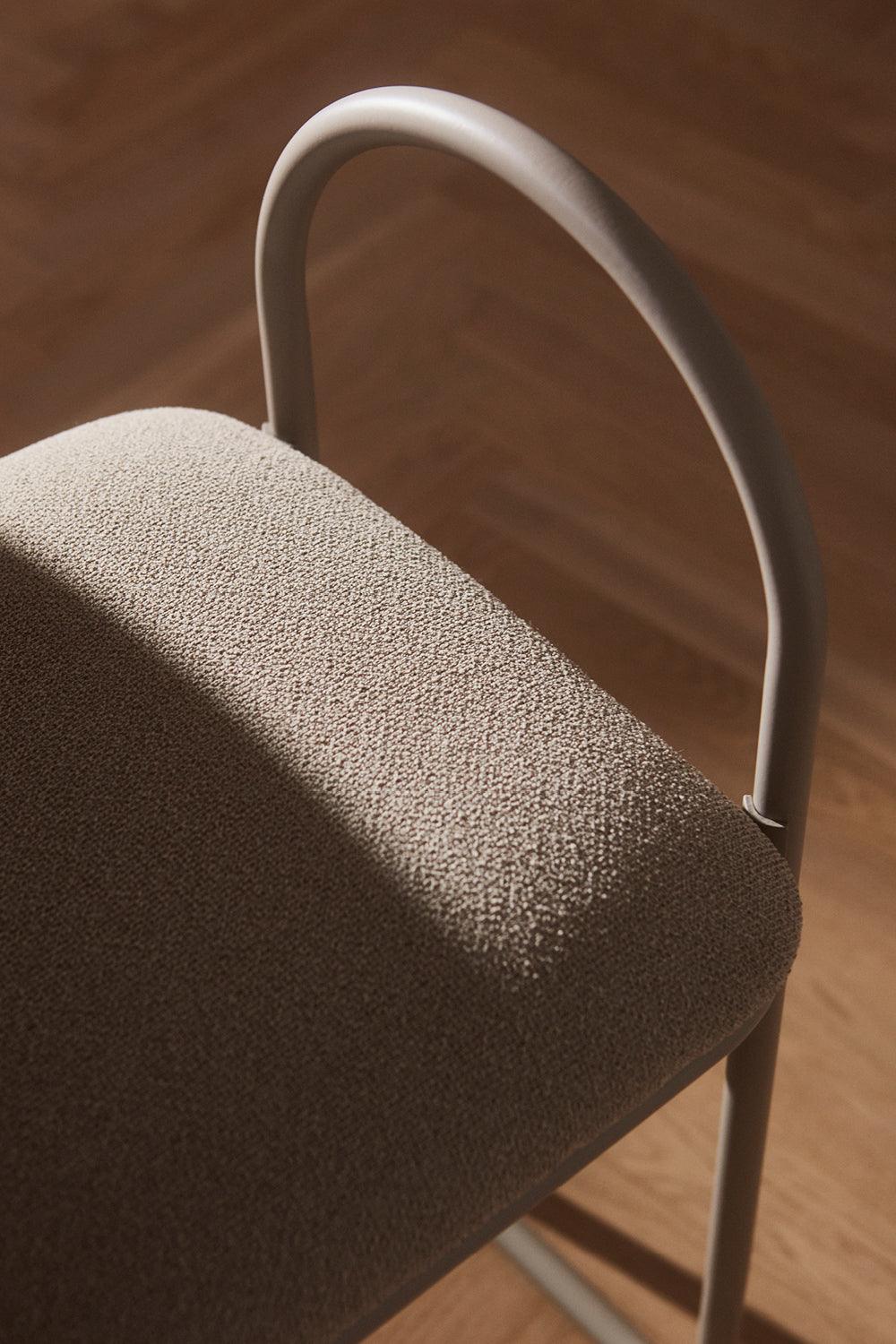 Krzesło z tkaniną boucle ANGUI taupe AYTM Eye on Design