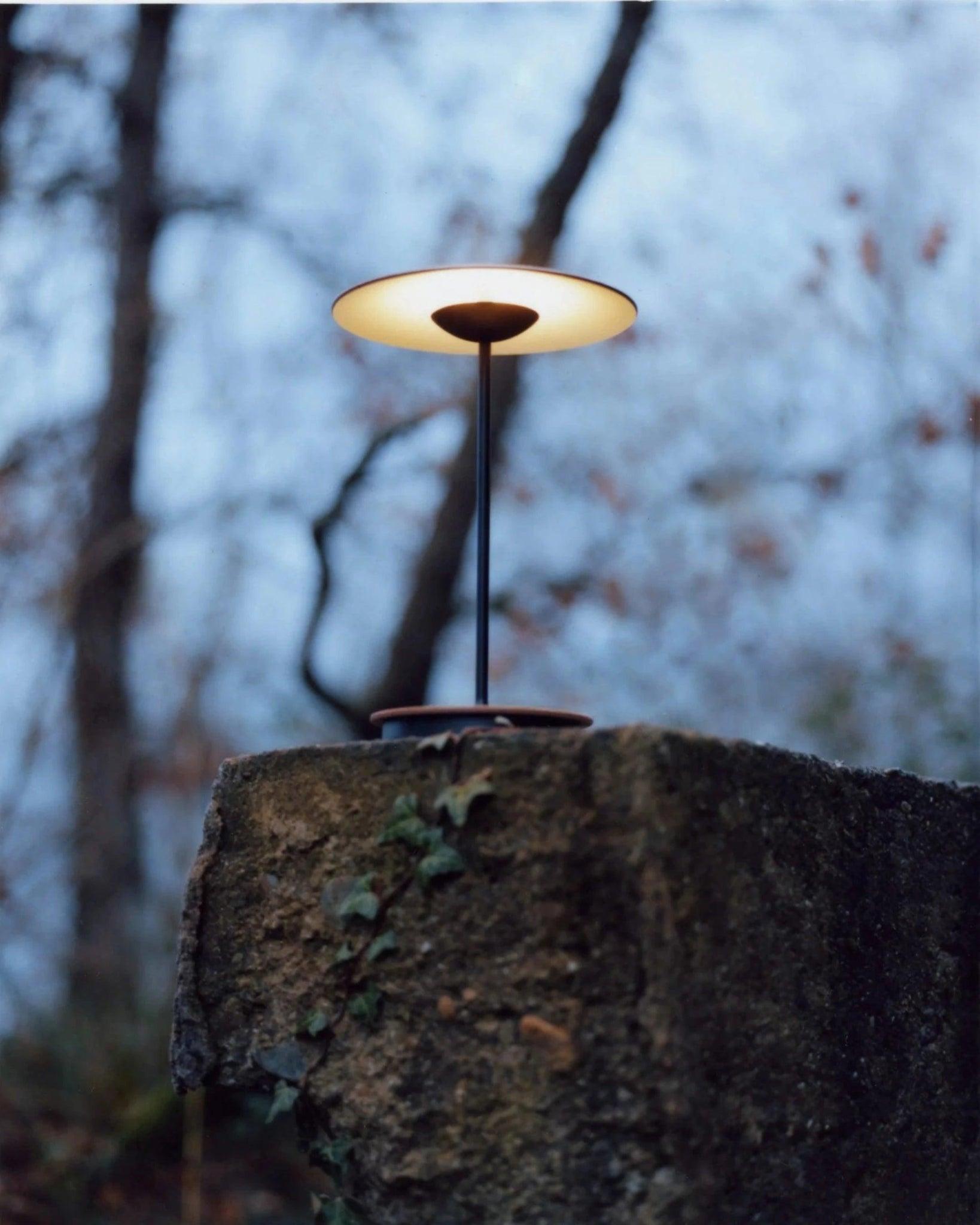 Lampa akumulatorowa GINGER mosiężny z białym wykończeniem Marset Eye on Design