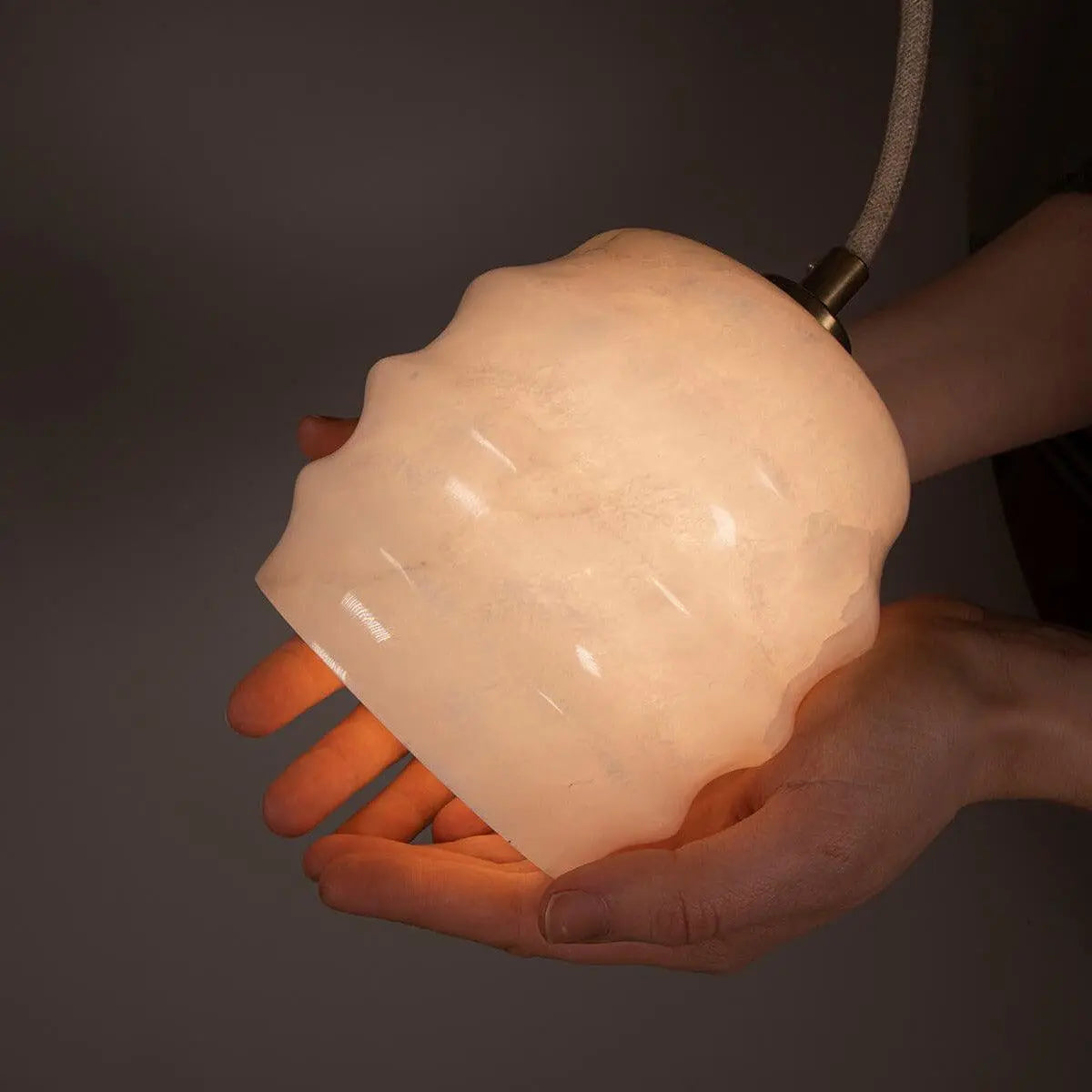 Lampa alabastrowa wisząca KALLIOPE mosiężny – Embassy Interiors