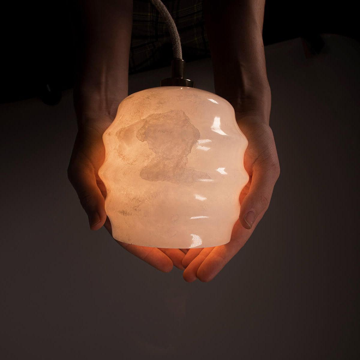 Lampa alabastrowa wisząca KALLIOPE mosiężny Embassy Interiors Eye on Design