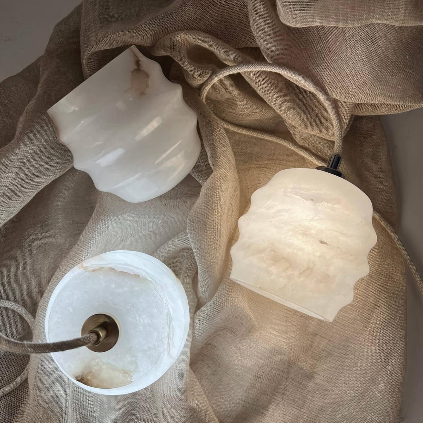 Lampa alabastrowa wisząca KALLIOPE mosiężny – Embassy Interiors