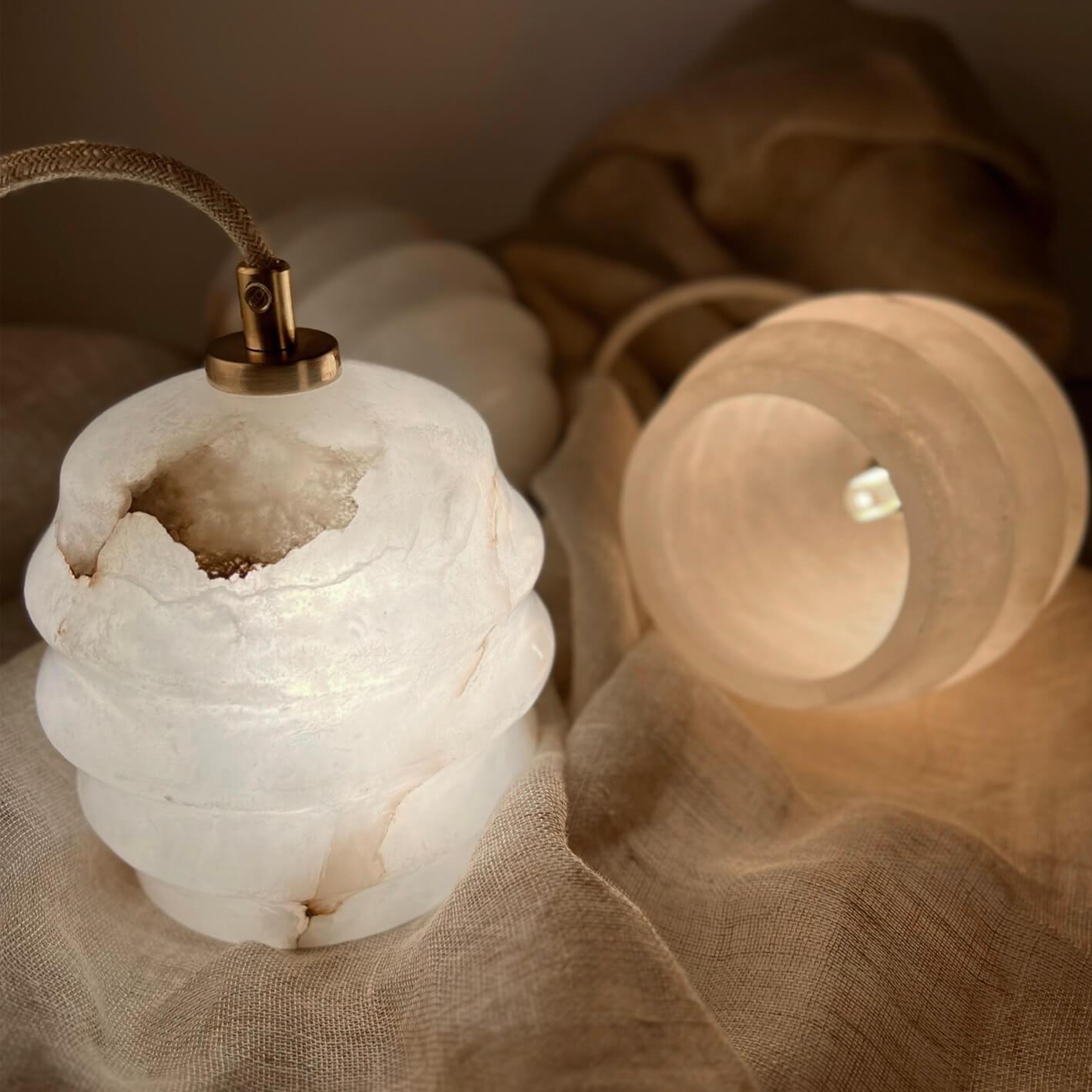 Lampa alabastrowa wisząca KALLIOPE mosiężny Embassy Interiors Eye on Design