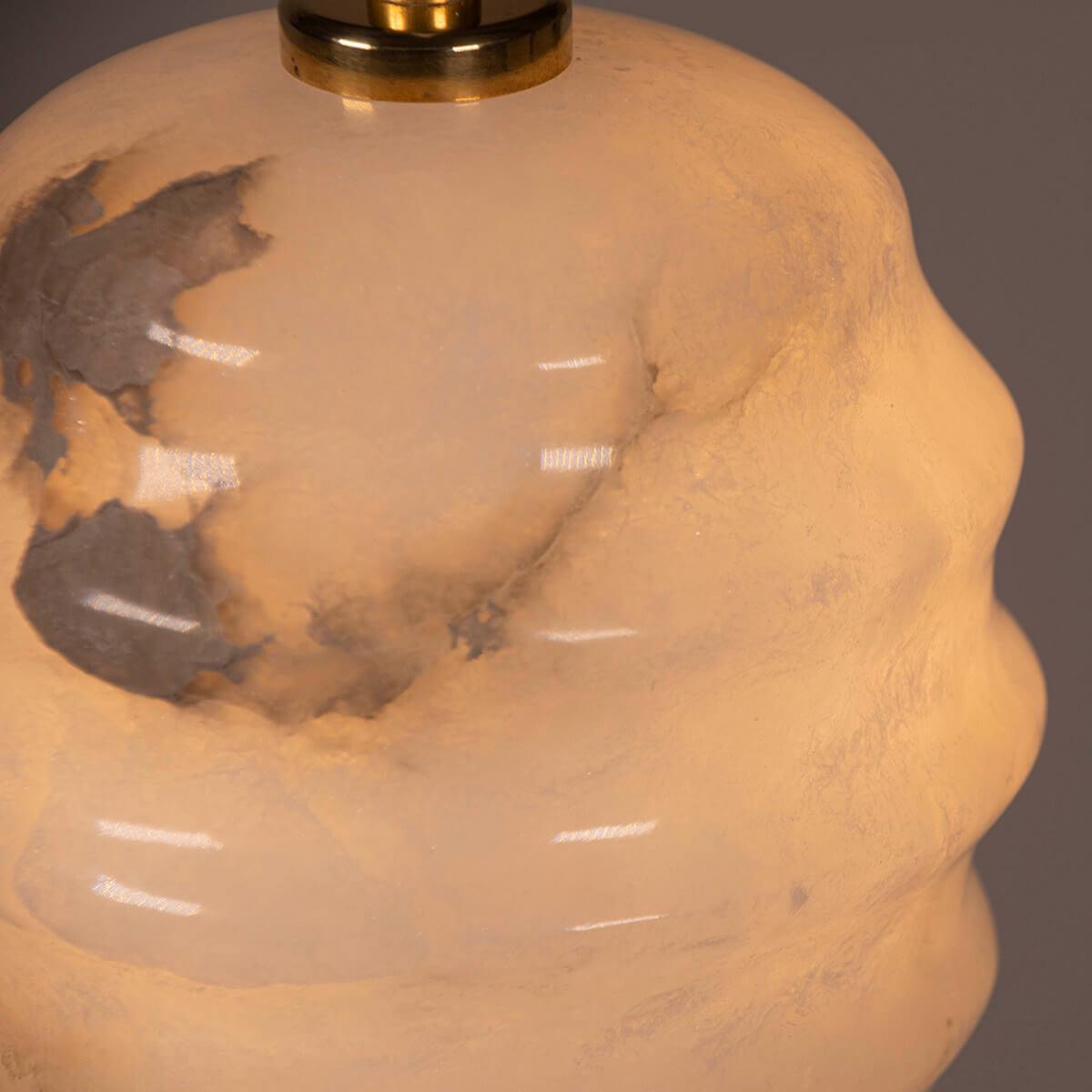 Lampa alabastrowa wisząca KALLIOPE mosiężny Embassy Interiors Eye on Design