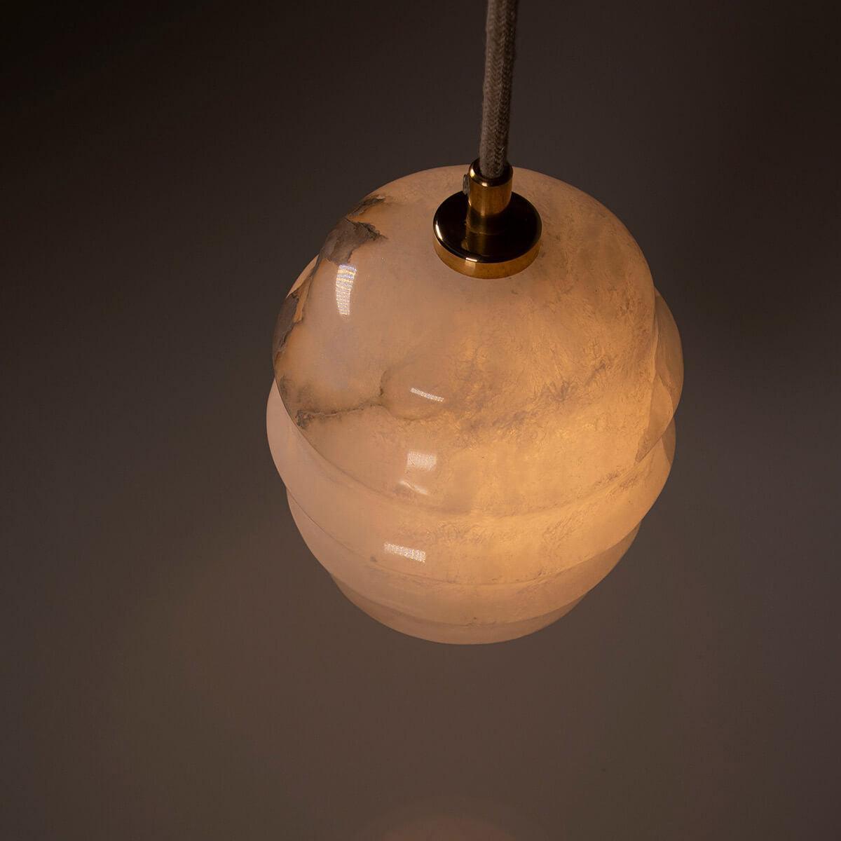 Lampa alabastrowa wisząca KALLIOPE mosiężny – Embassy Interiors