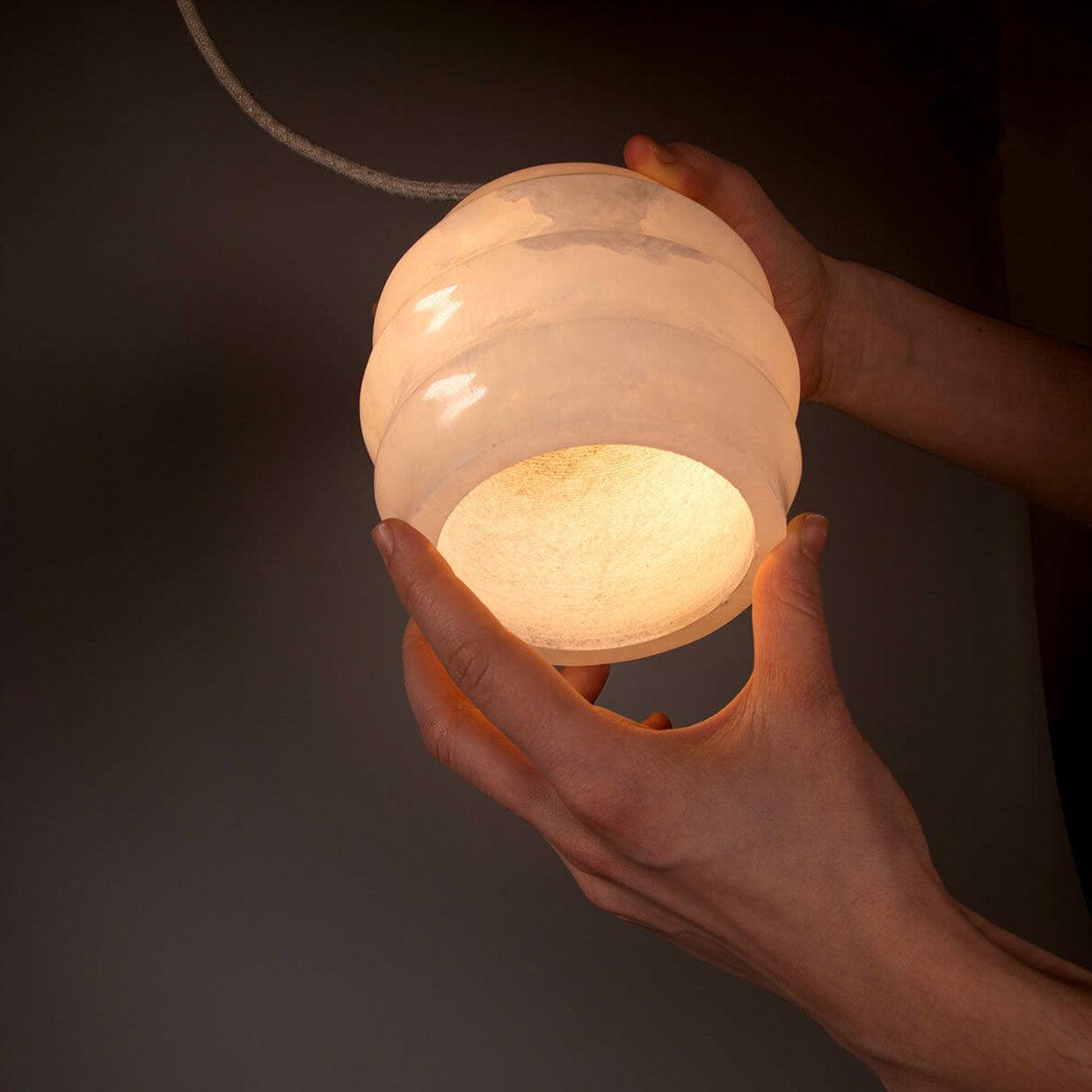 Lampa alabastrowa wisząca KALLIOPE nikiel Embassy Interiors Eye on Design