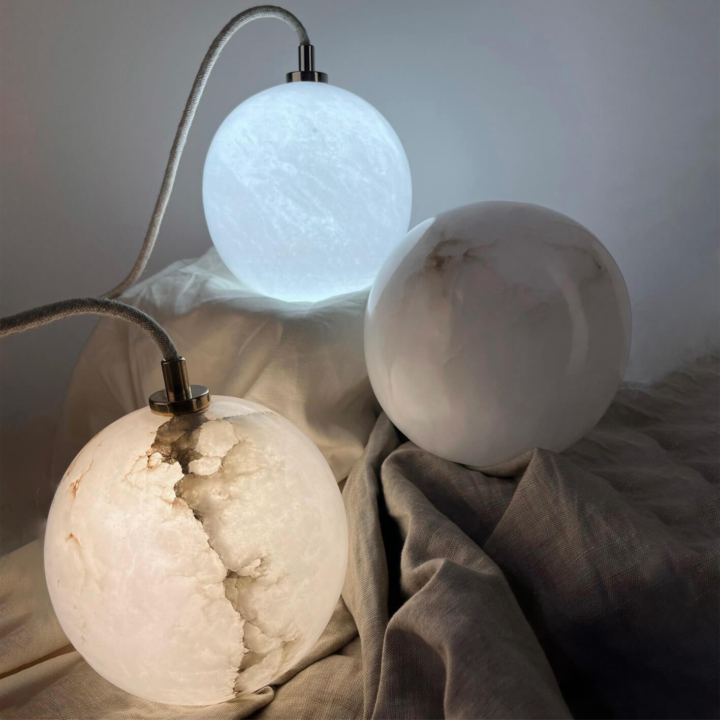 Lampa alabastrowa wisząca SELENE mosiężny Embassy Interiors Eye on Design