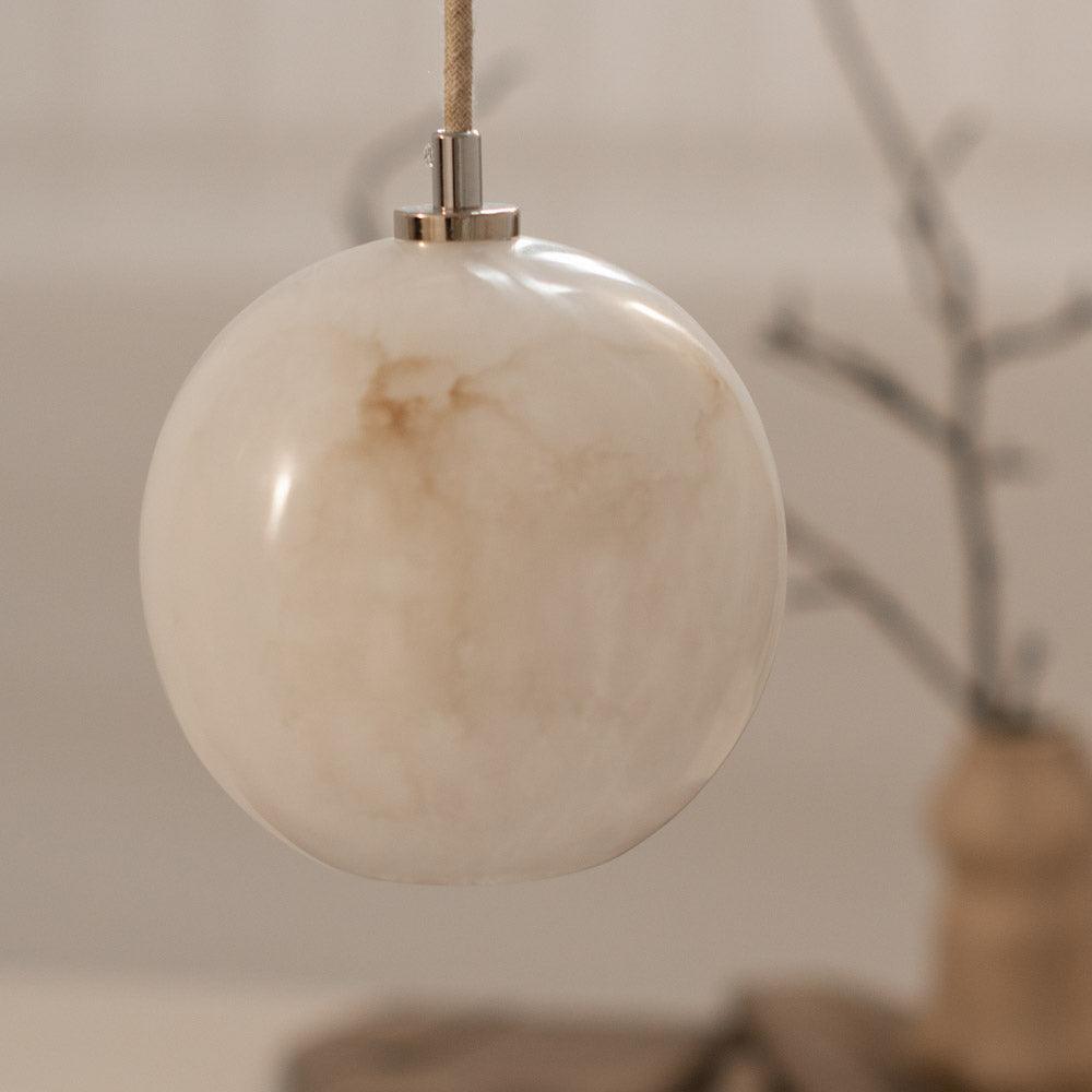 Lampa alabastrowa wisząca SELENE nikiel Embassy Interiors Eye on Design