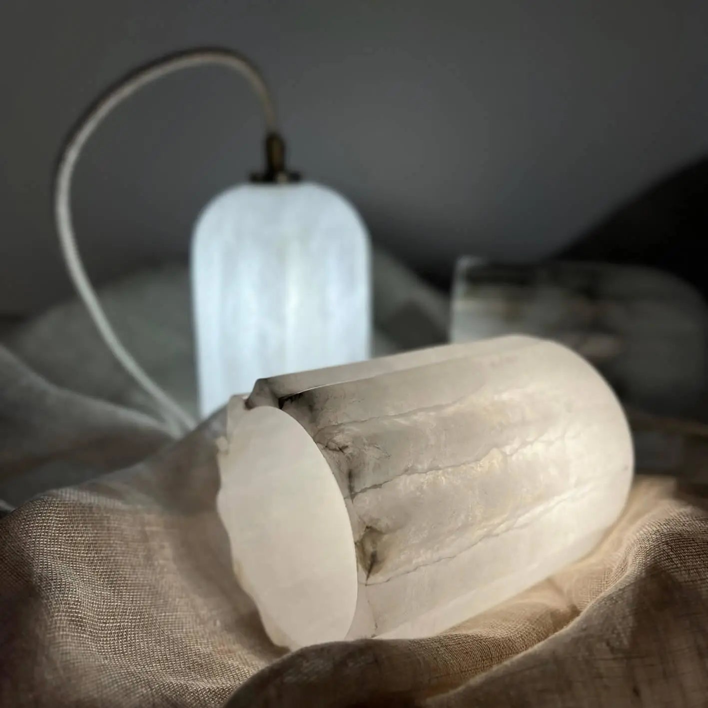 Lampa alabastrowa wisząca URANIA mosiężny – Embassy Interiors