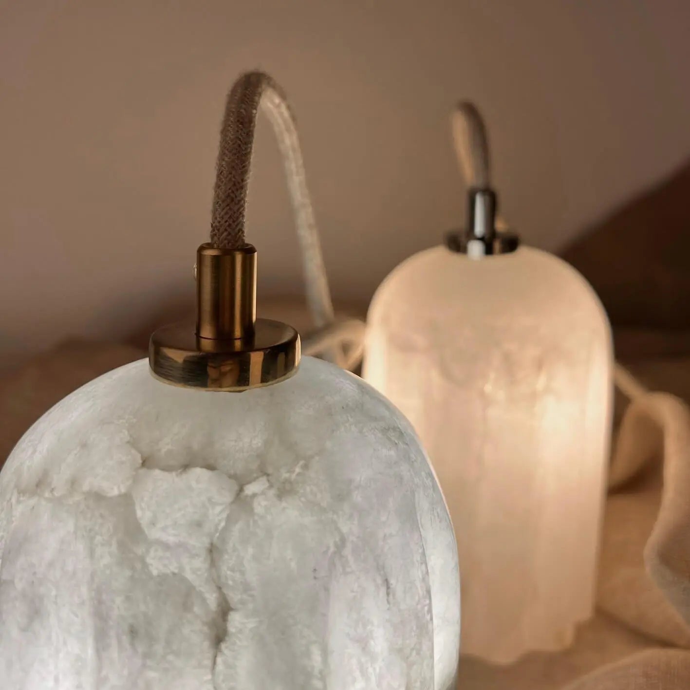 Lampa alabastrowa wisząca URANIA mosiężny – Embassy Interiors