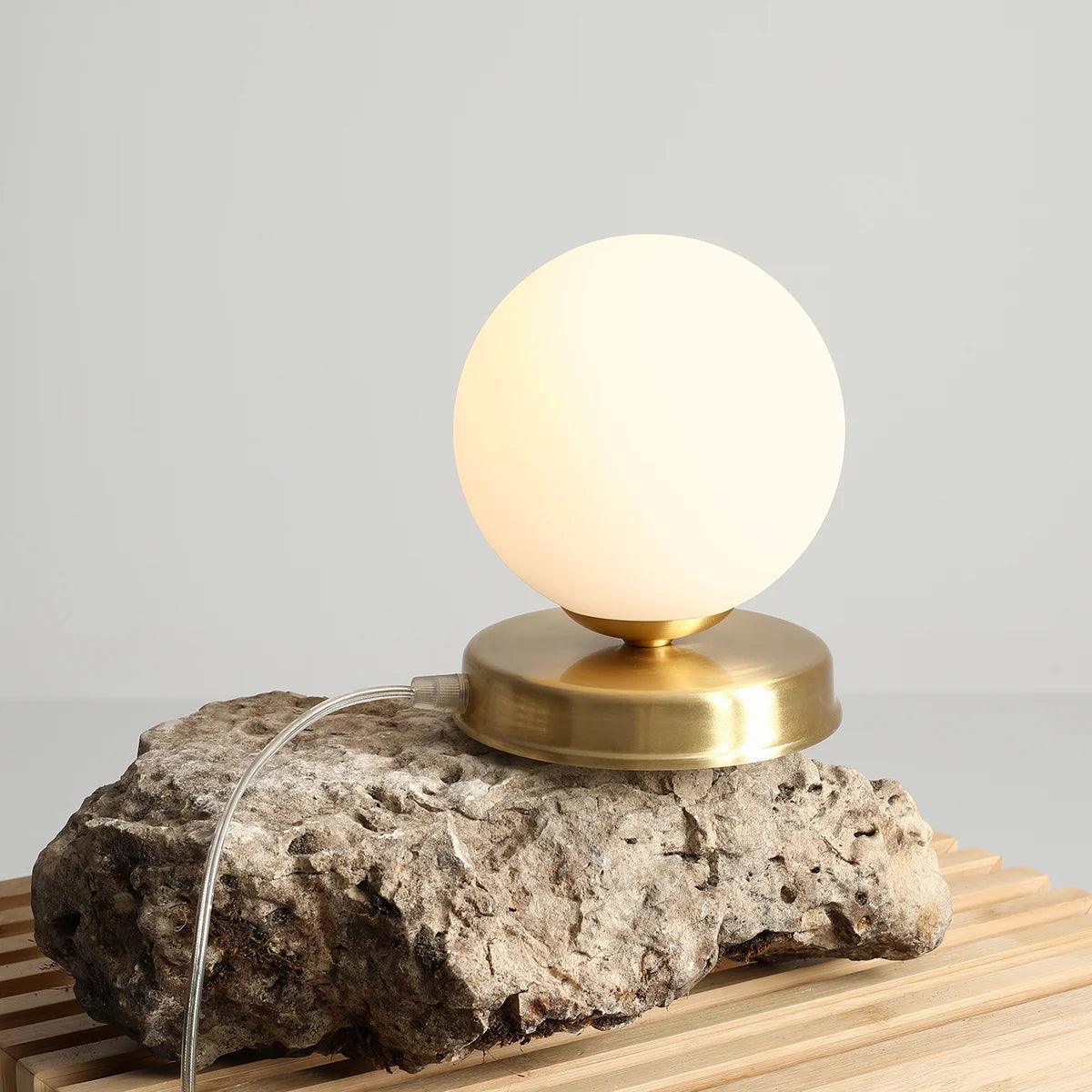 Lampa biurkowa BALL mosiężny Artera Eye on Design