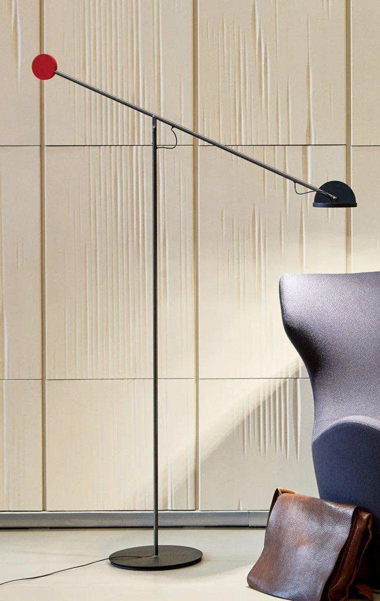 Lampa podłogowa COPERNICA grafitowy z czerwonym wykończeniem Marset Eye on Design