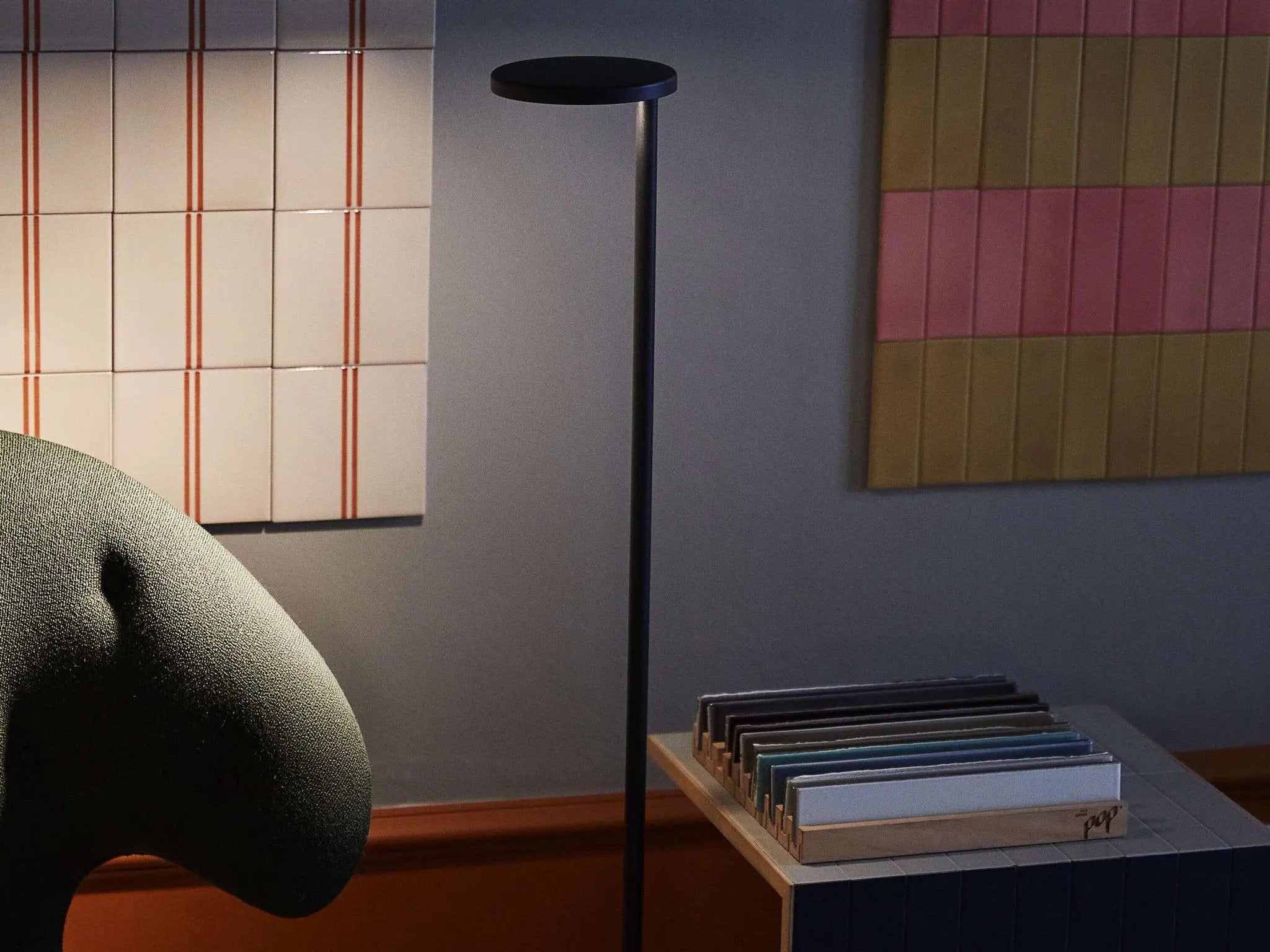 Lampa podłogowa OBLIQUE brązowy matowy – Flos